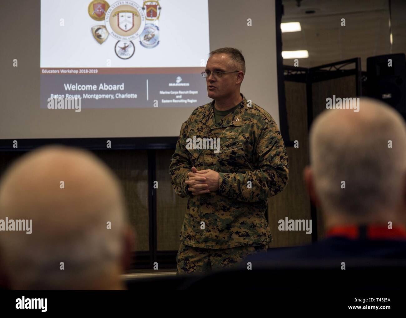 Oberst James B. Stein IV, das Marine Corps Recruit Depot Parris Island Stabschef, spricht zu den Teilnehmern an der Erzieher Workshop bei MCRD Parris Island, South Carolina, Feb 27, 2019. Diese Erzieher reiste von einziehenden Station Baton Rouge, Charlotte und Montgomery die Erzieher Workshop zu erleben. Der Workshop ermöglicht die Pädagogen einen Einblick in pädagogische Vorteile und Karrieremöglichkeiten in der Marine Corps zu haben. Stockfoto