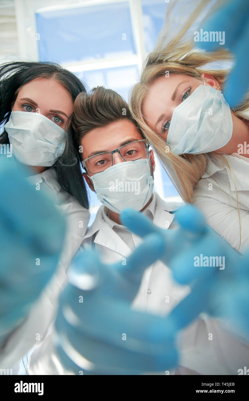 Ansicht von unten. Eine Gruppe von Chirurgen den Arbeitsgang durchgeführt hat. Foto mit Kopie Raum. Nach oben Schließen Stockfoto