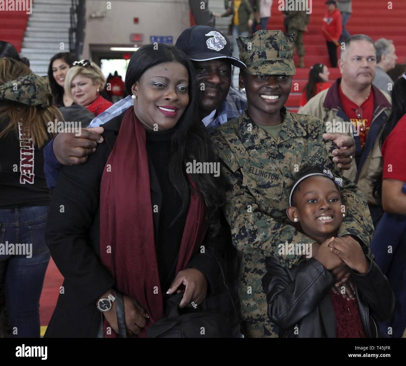 Pfc. Ebenholz Ellington ist mit ihrer Familie während Familie Tag des Marine Corps Recruit Depot Parris Island, 24.02.28. wieder vereint. Family Day ist der Tag vor der Abschlussfeier und zum ersten Mal Familien haben ihre Marine gesehen, seit sie nach Hause für Ausbildung zu rekrutieren. Stockfoto