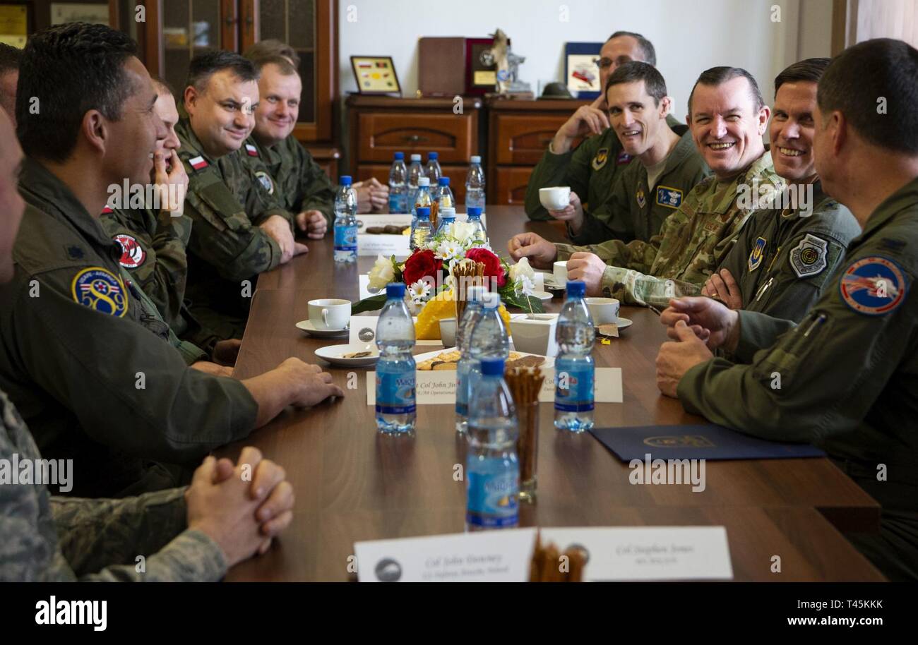 Us-Air Force und die polnische Luftwaffe Mitglieder reagieren auf eine Geschichte von US Air Force Colonel Andrew Eiler, 52nd Expeditionary Operations Group ablösen 2 Commander, rechts, bei dem Treffen in Miroslawiec Air Base, Polen, 1. März 2019. Das Treffen war vor einem Ribbon Cutting Det Feiern statt. 2 Die volle Einsatzfähigkeit. Die bewährte Partnerschaft mit Polen hat auf gemeinsamen Werten, Erfahrungen und Visionen gebaut worden. Stockfoto