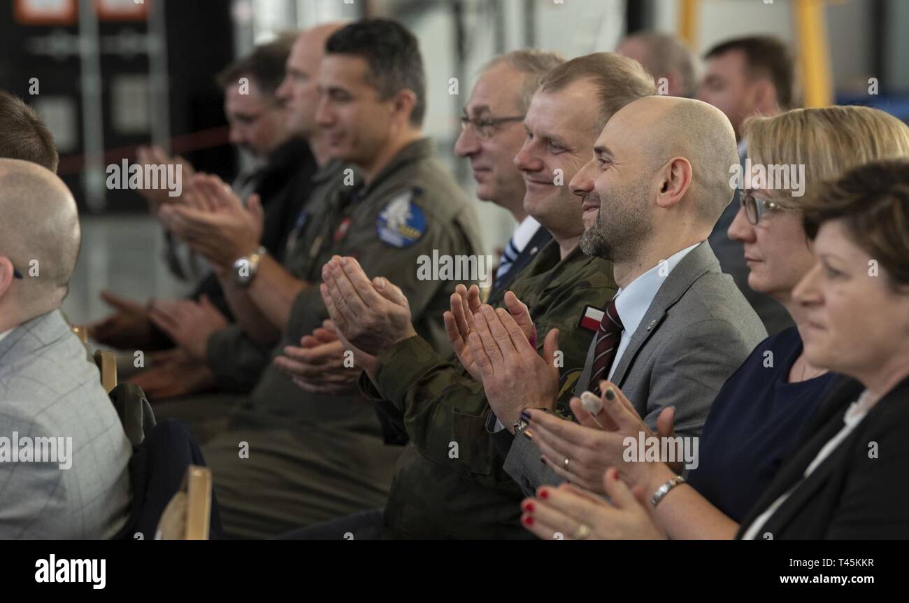 Das Publikum applaudiert während einer Ribbon Cutting bei Miroslawiec Air Base, Polen, 1. März 2019 statt. Die Veranstaltung war die Eröffnung mehrerer neuer Einrichtungen und feierten den 52. Expeditionary Operations Abteilung 2 die volle Einsatzfähigkeit. Die bewährte Partnerschaft mit Polen hat auf gemeinsamen Werten, Erfahrungen und Visionen gebaut worden. Stockfoto