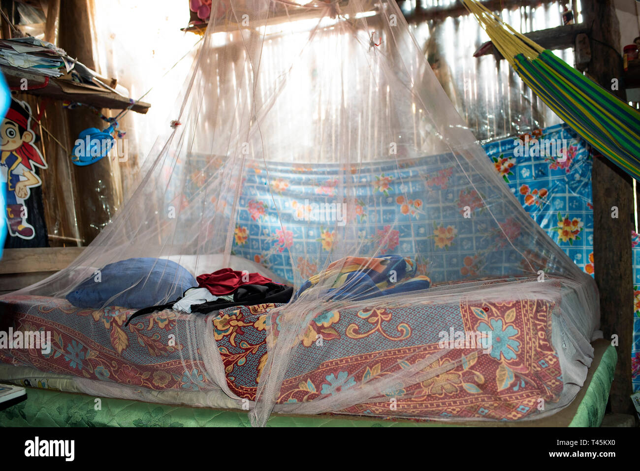 Schlafzimmer in einem Kuna Home; Doppelbett Matratze mit Moskitonetz. Carti Insel; Guna Yala indigenen Dörfern. San Blas Inseln, Panama. Okt 2018 Stockfoto