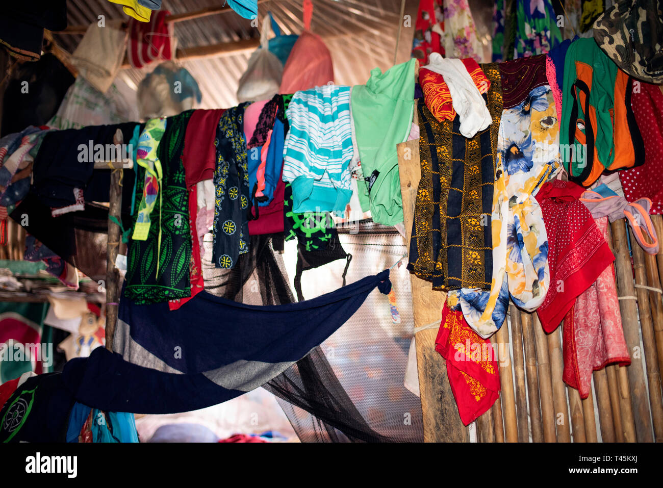 Kleiderschrank in eine Kuna Home; farbige weibliche Kleidung in einer reihe hängen. Carti Insel; Guna Yala indigenen Dörfern. San Blas Inseln, Panama. Okt 2018 Stockfoto