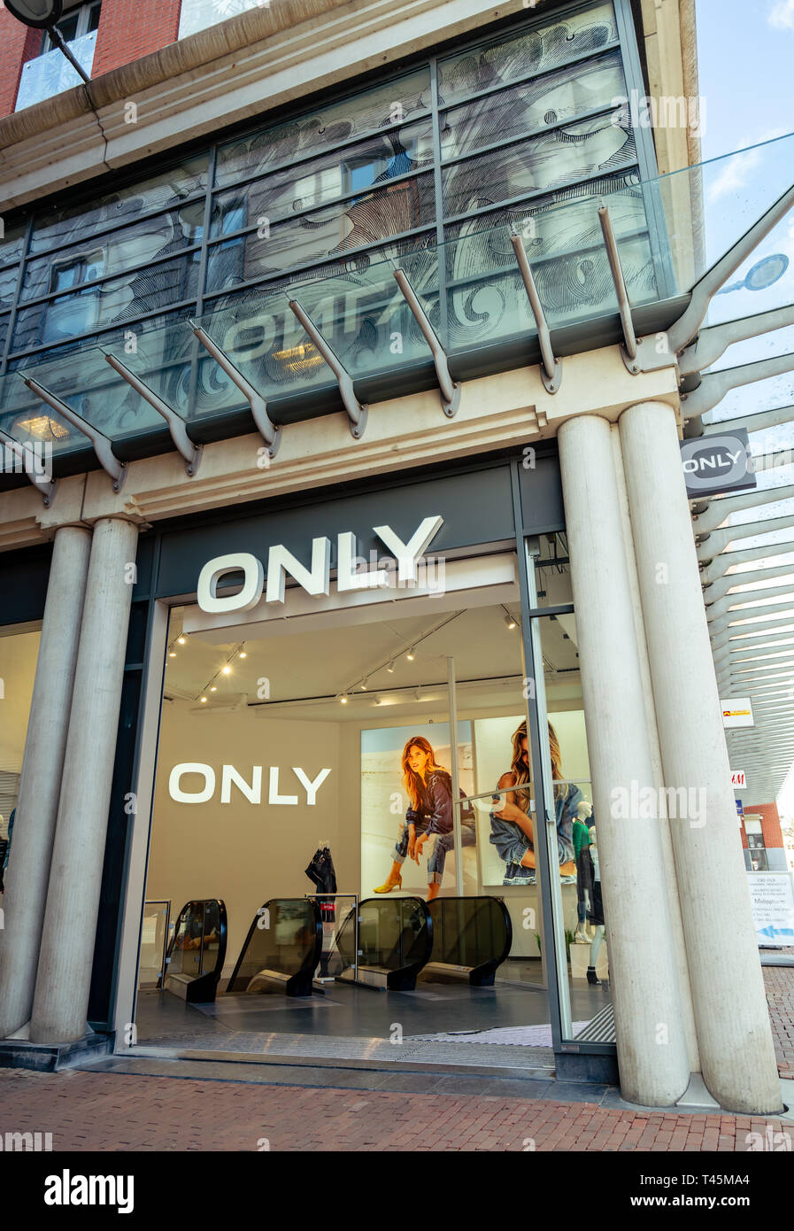 Dordrecht, Niederlande - 03.März 2019: Nur logo und Verkaufsplattform Eingang. Ist nur eine internationale Marke fashion für junge Frauen. Es ist eine der l Stockfoto