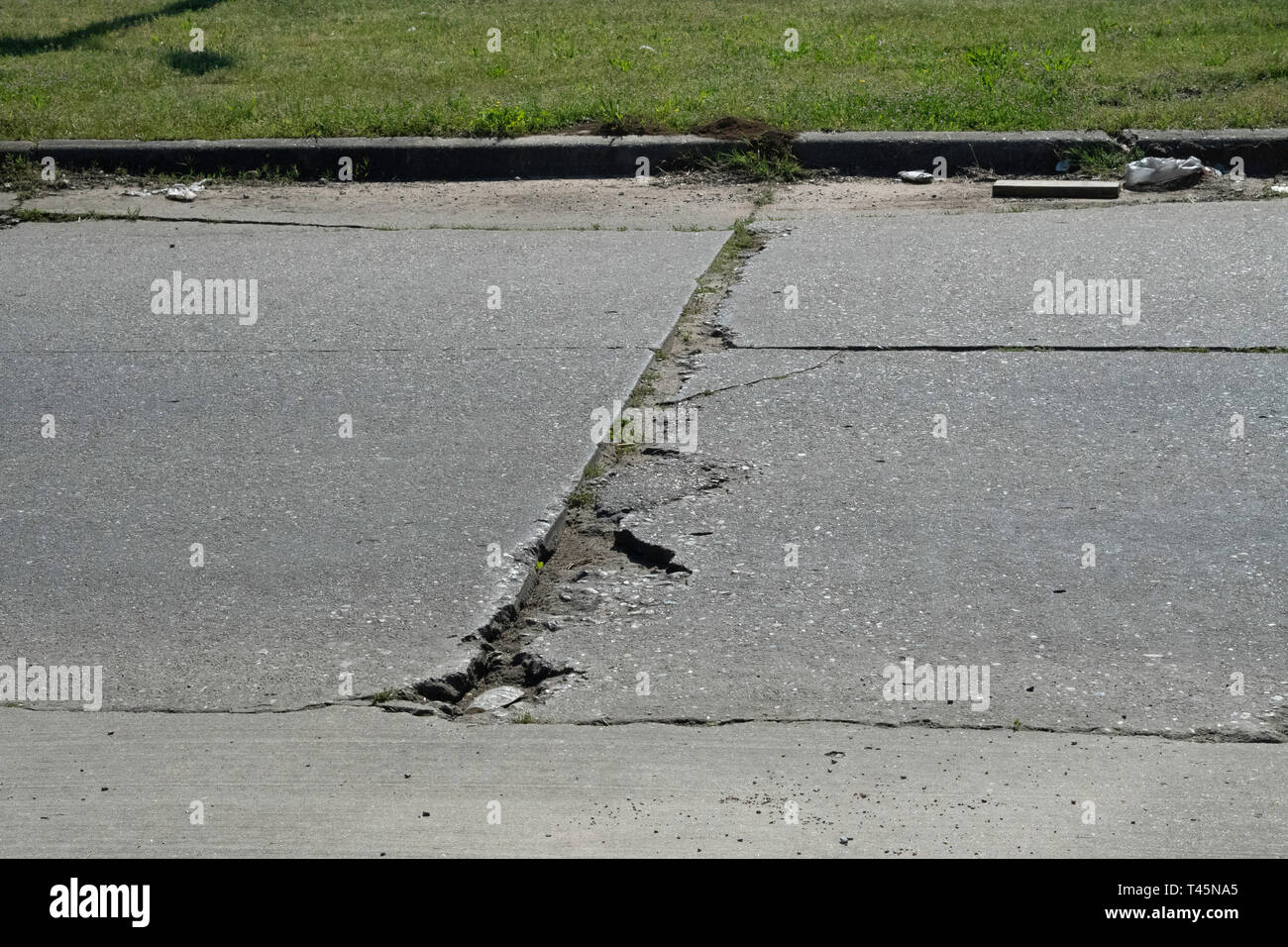 SHREVEPORT, LA, USA - 10. APRIL 2019: Pflaster auf einer Straße der Stadt ist gerissen und in einem schlechten Zustand. Stockfoto
