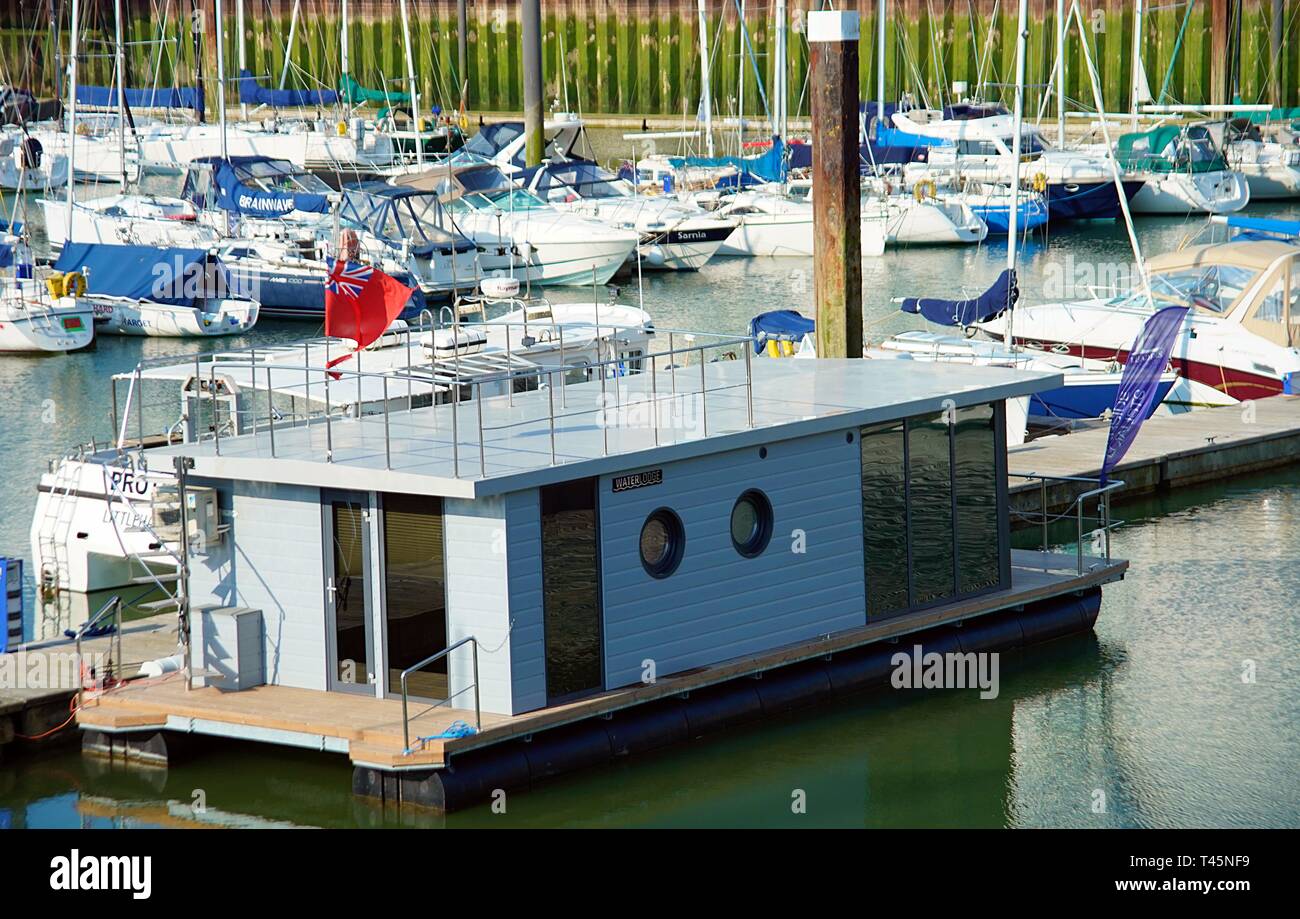 Waterlodge Schwimmende Häuser an Brighton Marina England UK. Stockfoto