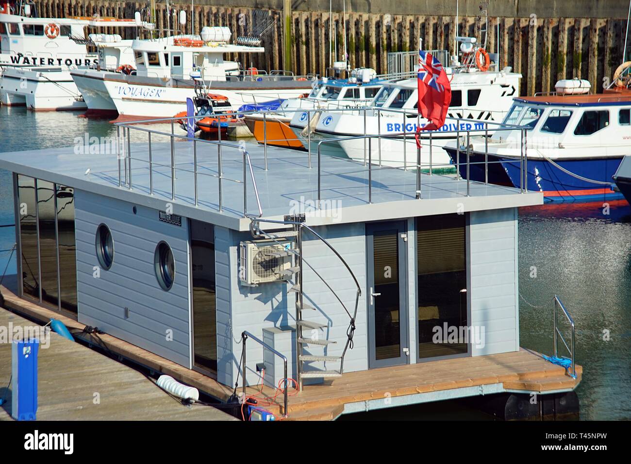 Waterlodge Schwimmende Häuser an Brighton Marina England UK. Stockfoto