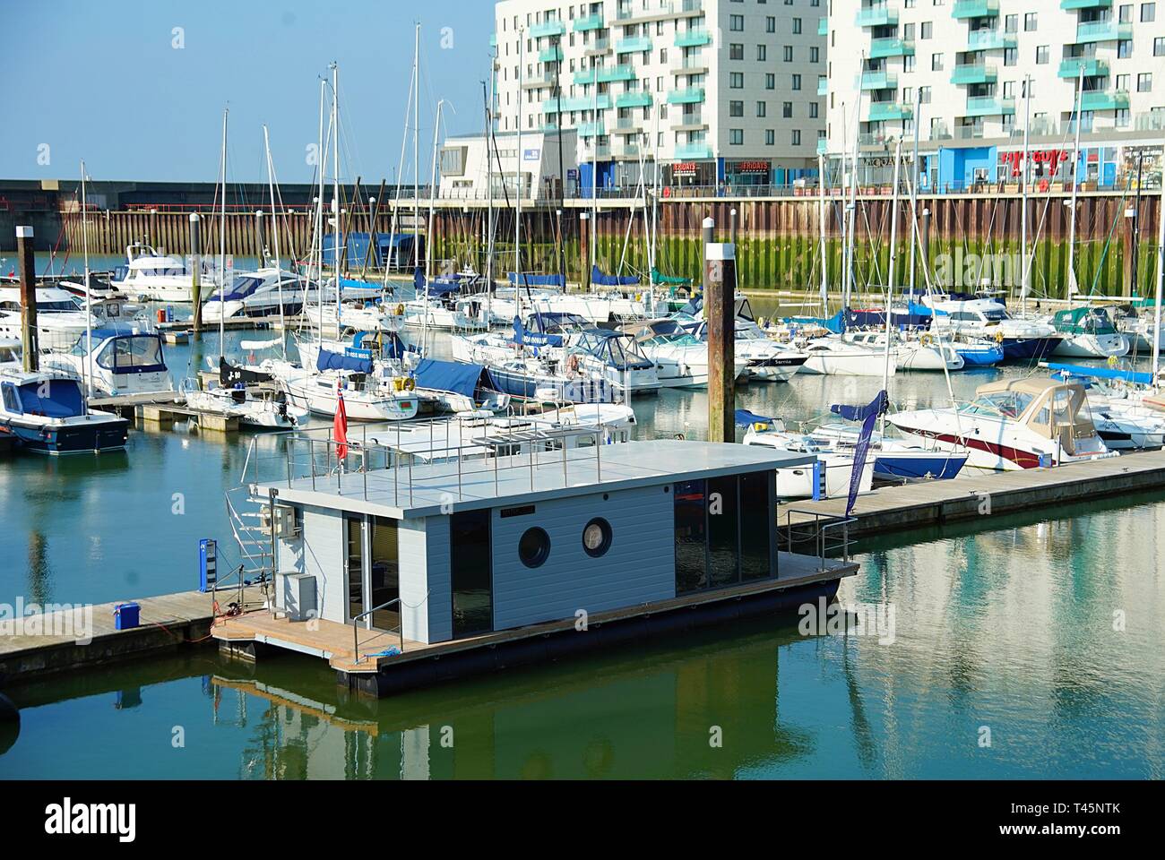 Waterlodge Schwimmende Häuser an Brighton Marina England UK. Stockfoto