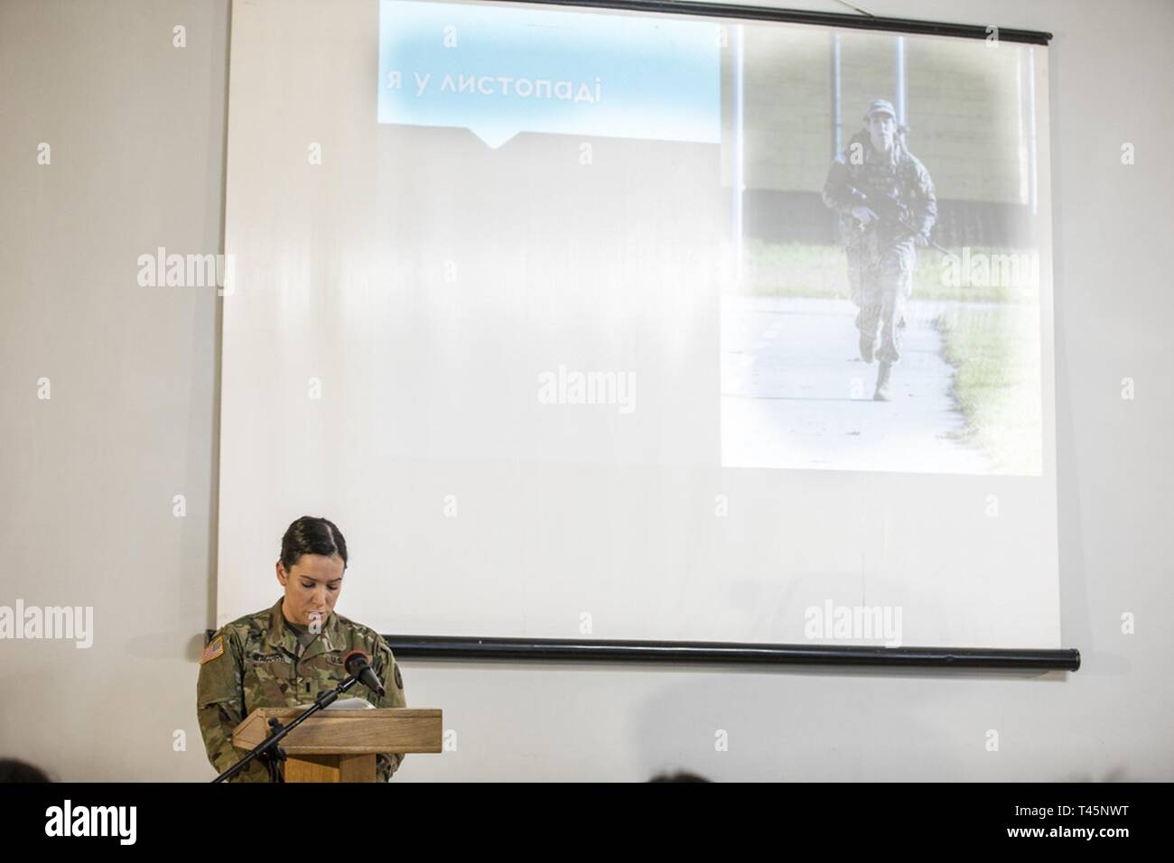 278Th Armored Cavalry Regiment Officer, 1 Lt Caitlin Maguire, spricht auf dem Internationalen Forum hinsichtlich des Geschlechts der Politik im Bereich der Verteidigung in Lemberg, Ukraine, März, 5. Stockfoto