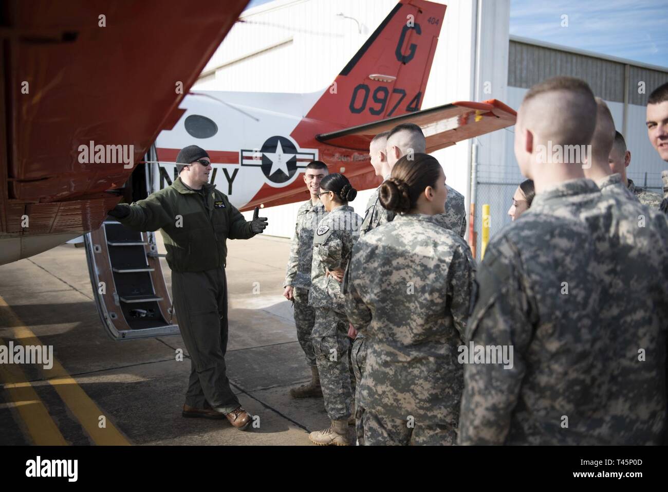 COLLEGE STATION, Texas (5. März 2019)---- Cmdr. Robert "Bobby Z" Zirzow, ein Fluglehrer zugewiesen, das der "tingrays' Training Squadron 35 am Naval Air Station Corpus Christi, Texas, beantwortet Fragen über die T-44 Pegasus Ausbildung für mehrmotorige Flugzeuge während der statischen Darstellung Ereignis für die Texas A&M University ROTC Kursteilnehmer am Flughafen Easterwood in College Station, März 5. Die Veranstaltung bot Gelegenheit für Studenten mit Piloten über eine mögliche Karriere bei Naval Aviation zu sprechen. Stockfoto