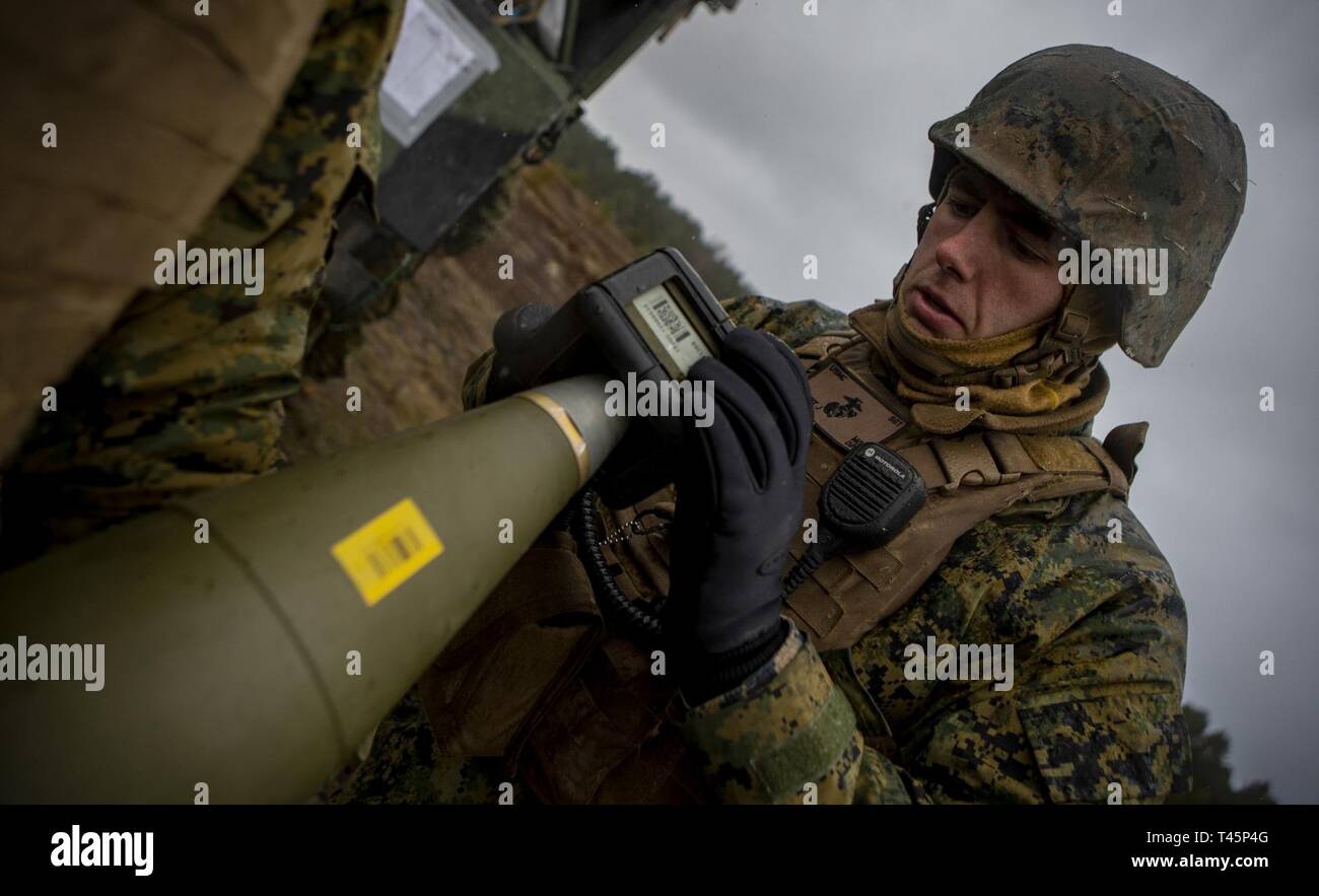 Us Marine Corps Sgt. Justin Bryant, ein Section Chief mit Hotel, 3. Batterie Bataillon, 14 Marine Regiment, 4 Marine Division, überprüft ein M795 155 mm Projektil bei Adazi, Lettland, 5. März 2019, zur Unterstützung der Übung Dynamische Front 19. Übung Dynamische Front 19 umfasst ca. 3.200 Mitglieder aus 27 Nationen, die zu beobachten sind oder die Teilnahme von grafenwöhr Training Area, Deutschland; Riga, Lettland; und Torun, Polen; im März 2-9, 2019. Dynamische Vordere ist eine jährliche US-Army Europe Übung konzentriert sich auf die Bereitschaft und die Interoperabilität der US-Armee, gemeinsame Service Stockfoto
