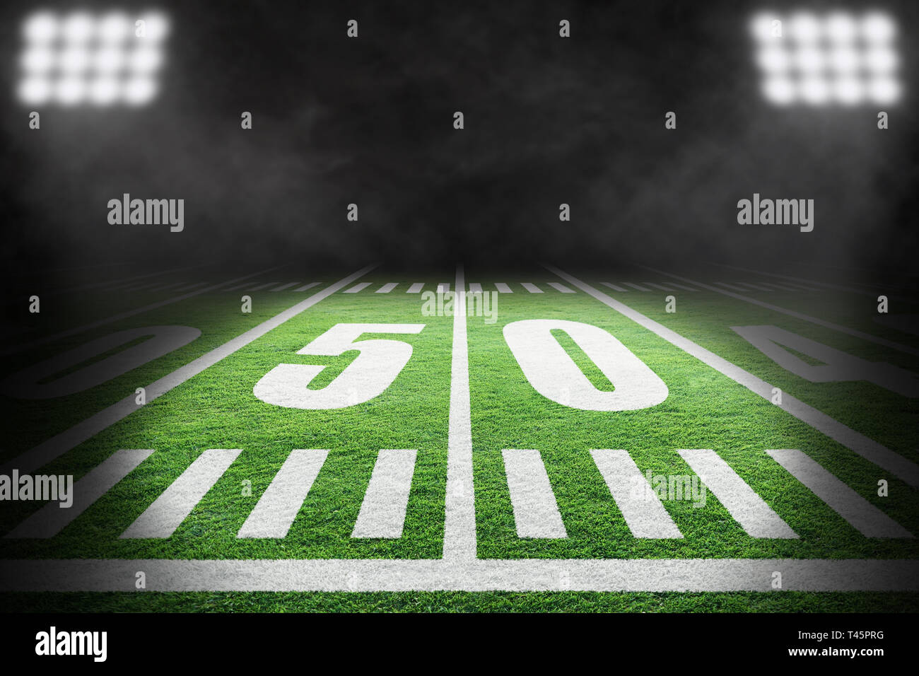 In der Nähe von American Football Feld mit Stadion Spotlight auf spezifische 50 Yard Markierung und Hintergrund Rauch mit kopieren. Stockfoto