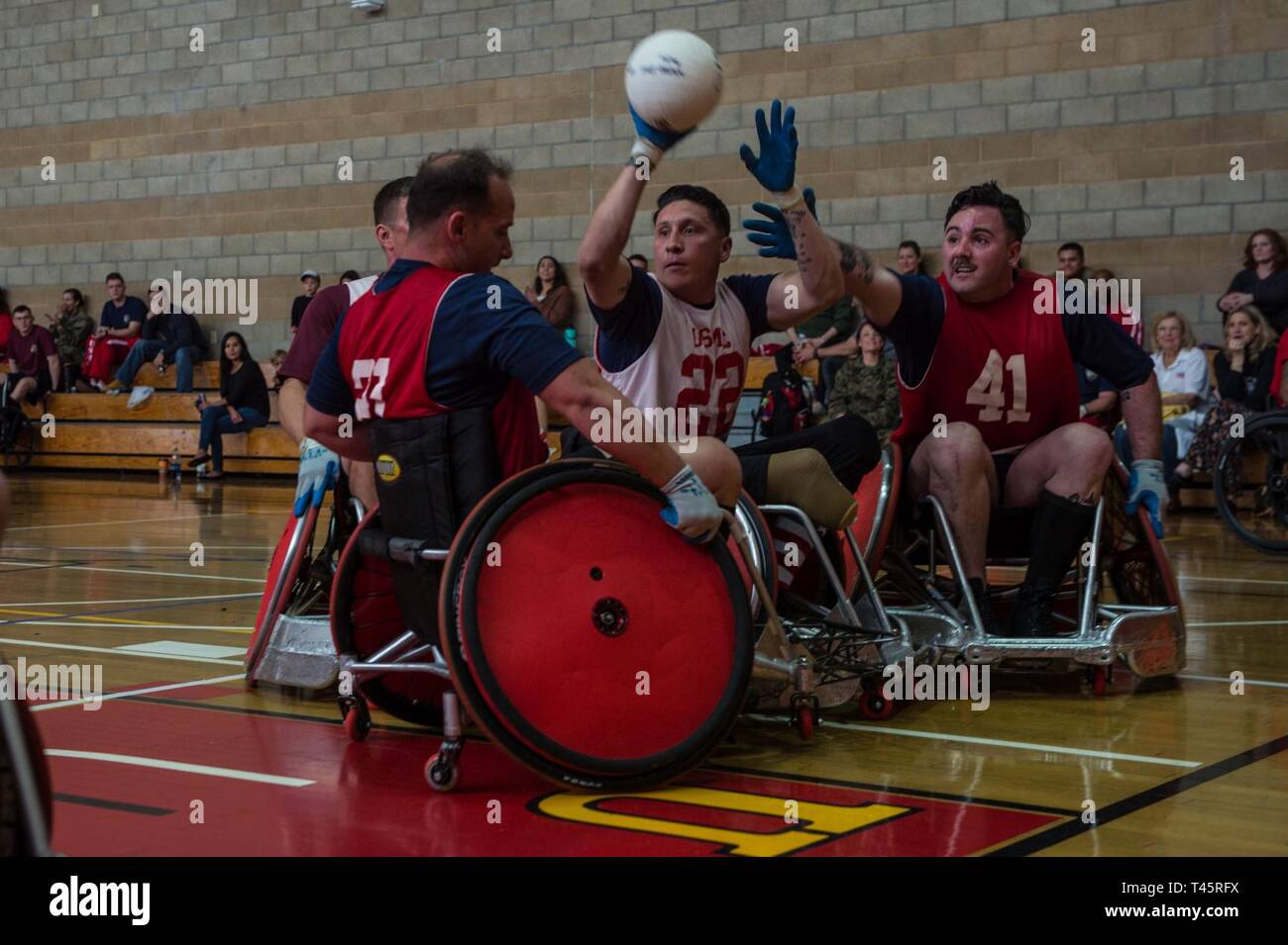 Us Marine Corps Staff Sgt. Jason Pacheco bereitet die Kugel während des 2019 Marine Corps Studien Rollstuhl Rugby Wettbewerb auf der Marine Corps Base Camp Pendleton, Kalifornien, 7. März zu übergeben. Das Marine Corps Studien fördert die Genesung und Rehabilitation durch adaptive Teilnahme am Sport und entwickelt die Kameradschaft unter Wiederherstellung der Service Mitglieder und Veteranen. Stockfoto