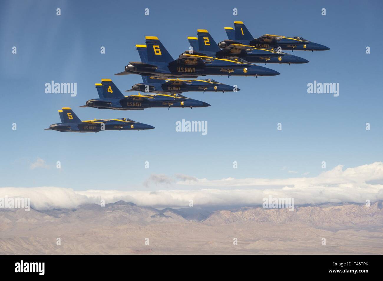 EL Centro, Kalifornien (9. März 2019) - Die US-Navy Flight Demonstration Squadron, Die Blue Angels, die Piloten fliegen im Delta formation über das Imperial Valley.. Der Blaue Engel sind die Durchführung von winter Training am Naval Air Facility El Centro, Kalifornien, in der Vorbereitung für die Saison 2019 zeigen. Das Team wird voraussichtlich 61 Flugvorführungen an 32 Standorten im Land der Stolz und die Professionalität der US Navy und Marine Corps zur Schau zu stellen, die amerikanische Öffentlichkeit auf die im Jahr 2019 durchzuführen. Stockfoto