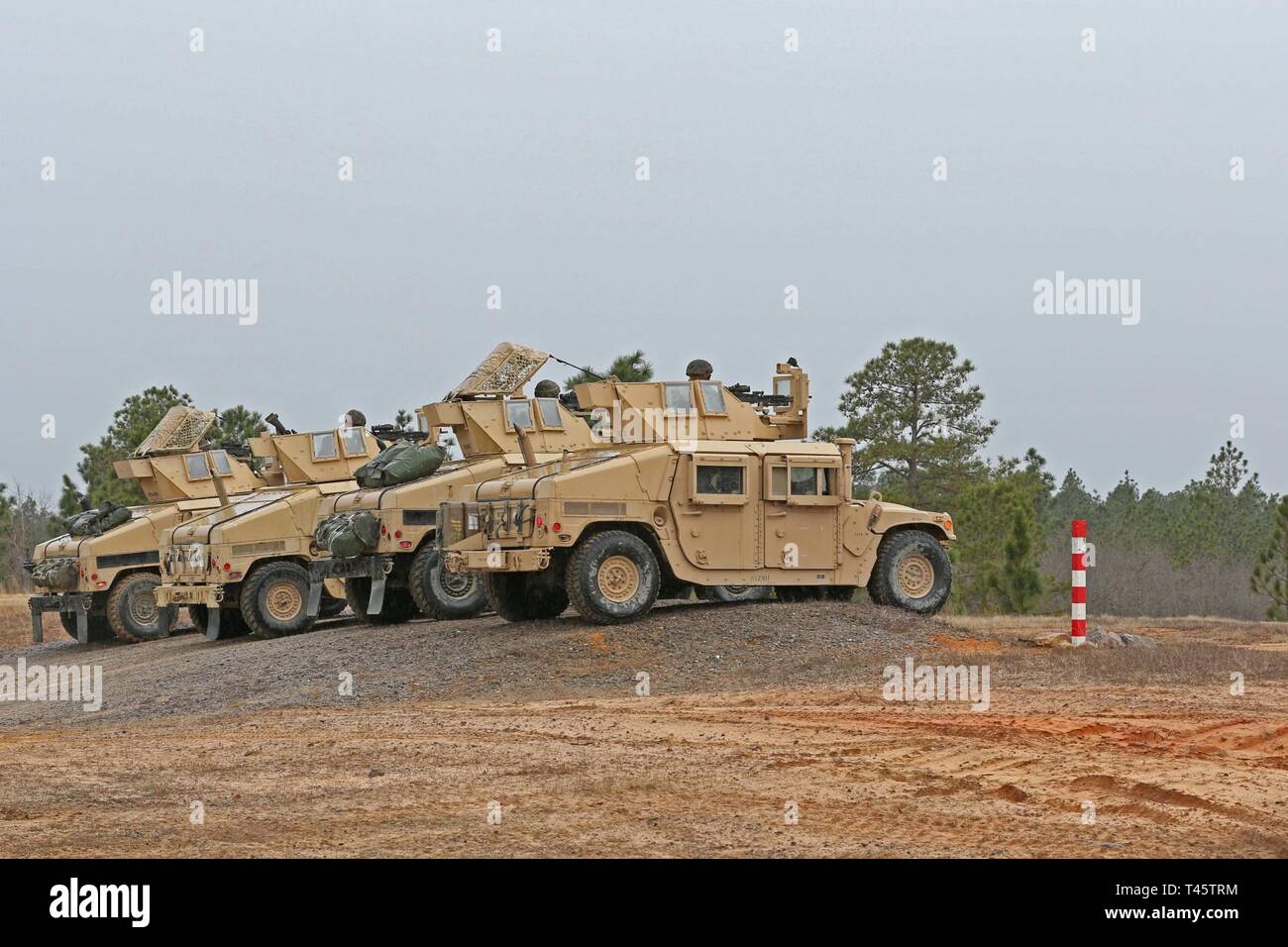 Us-Marines mit Sitz Batterie, 1.Bataillon, 10 Marine Regiment, 2nd Marine Division, bereiten Sie ein Feuer Konvoi Bereich während der Übung Rolling Thunder 1-19 auf Ft zu führen. Bragg, N.C., März 8, 2019. Dieses Training wurde abgehalten, um Feuer Unterstützung während der konvois in mögliche zukünftige Kampfeinsätze zur Verfügung zu stellen. Stockfoto