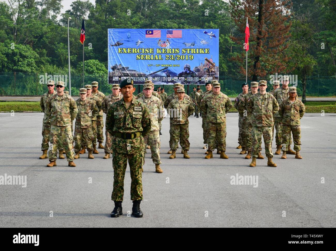 Soldaten aus dem Washington National Guard und der 25 Combat Aviation Brigade, 25 Infanterie Division stand in der Ausbildung im Rahmen der Eröffnungsfeier der Übung Keris Streik, 11. März 2019. Keris Streik ist eine gemeinsame bilaterale Übung durch die Malaysia Streitkräfte 4. Division März 11-15, 2019 in der Nähe von Kuala Lumpur, Malaysia statt. Die Übung besteht aus einer Reihe von Fachexperten ein Austausch (SMEE) entwickelt, um die Kapazität, um schnell auf die Krise mit einer größeren Interoperabilität, erhöhen sie die Mission Wirksamkeit reagieren und die Einheit der Aktion innerhalb des Gemeinsamen USA und Malaysi entwickeln Stockfoto