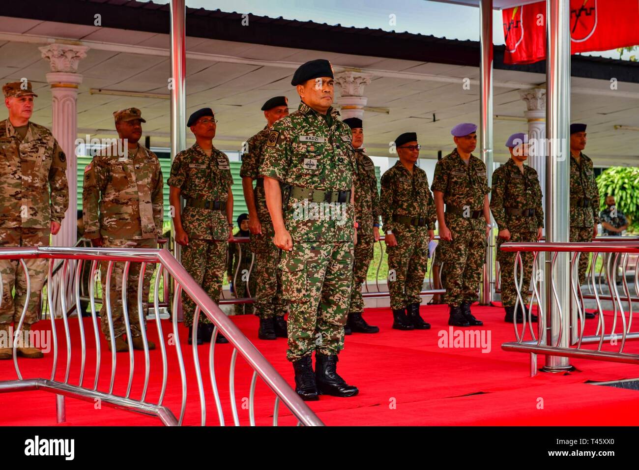 Brig. Gen. Dato Dr. Mohd Radzi Bin Haji Abdul Hamid, der Kommandant der 11 malaysische Infantry Brigade, steht an Aufmerksamkeit während der Eröffnungsfeier der Übung Keris Streik, 11. März 2019. Keris Streik ist eine gemeinsame bilaterale Übung durch die Malaysia Streitkräfte 4. Division März 11-15, 2019 in der Nähe von Kuala Lumpur, Malaysia statt. Die Übung besteht aus einer Reihe von Fachexperten ein Austausch (SMEE) entwickelt, um die Kapazität, um schnell auf die Krise mit einer größeren Interoperabilität, erhöhen sie die Mission Wirksamkeit reagieren und die Einheit der Aktion innerhalb des Gemeinsamen USA und Malaysia entwickeln zu entwickeln. Stockfoto