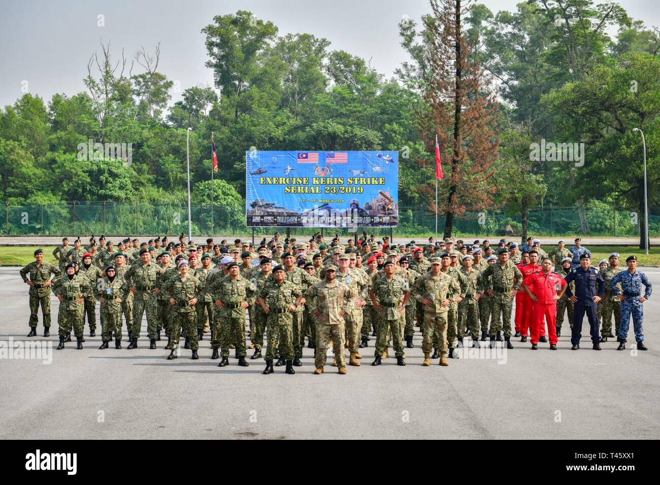 Mitglieder der malaysischen Streitkräften und das US-Militär posieren für ein Foto nach der Eröffnung der Übung Keris Streik, 11. März 2019. Keris Streik ist eine gemeinsame bilaterale Übung durch die Malaysia Streitkräfte 4. Division März 11-15, 2019 in der Nähe von Kuala Lumpur, Malaysia statt. Die Übung besteht aus einer Reihe von Fachexperten ein Austausch (SMEE) entwickelt, um die Kapazität, um schnell auf die Krise mit einer größeren Interoperabilität, erhöhen sie die Mission Wirksamkeit reagieren und die Einheit der Aktion innerhalb des Gemeinsamen USA und Malaysia Streitkräfte entwickeln zu entwickeln. Stockfoto