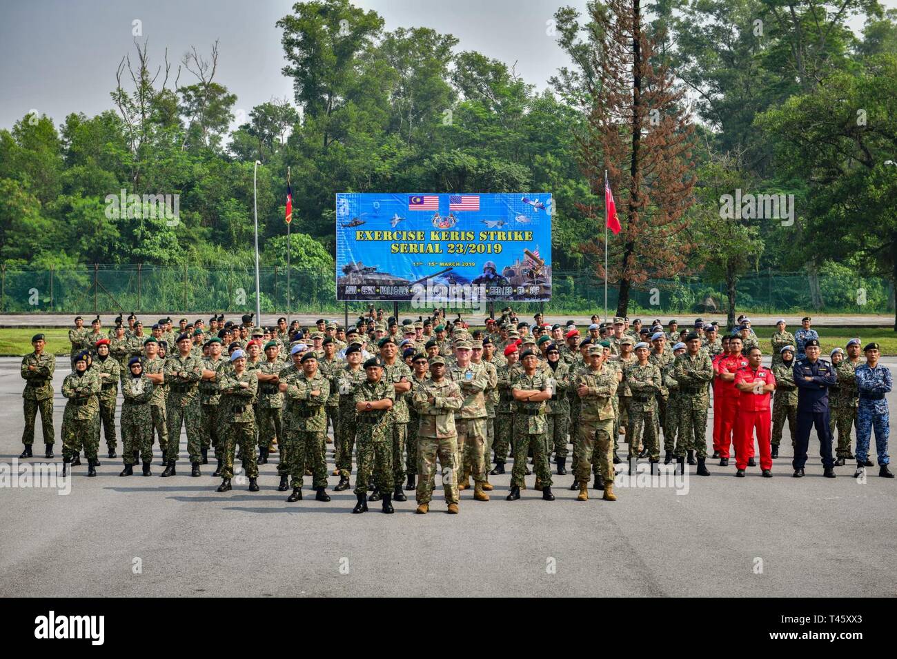 Mitglieder der malaysischen Streitkräften und das US-Militär posieren für ein Foto nach der Eröffnung der Übung Keris Streik, 11. März 2019. Keris Streik ist eine gemeinsame bilaterale Übung durch die Malaysia Streitkräfte 4. Division März 11-15, 2019 in der Nähe von Kuala Lumpur, Malaysia statt. Die Übung besteht aus einer Reihe von Fachexperten ein Austausch (SMEE) entwickelt, um die Kapazität, um schnell auf die Krise mit einer größeren Interoperabilität, erhöhen sie die Mission Wirksamkeit reagieren und die Einheit der Aktion innerhalb des Gemeinsamen USA und Malaysia Streitkräfte entwickeln zu entwickeln. Stockfoto