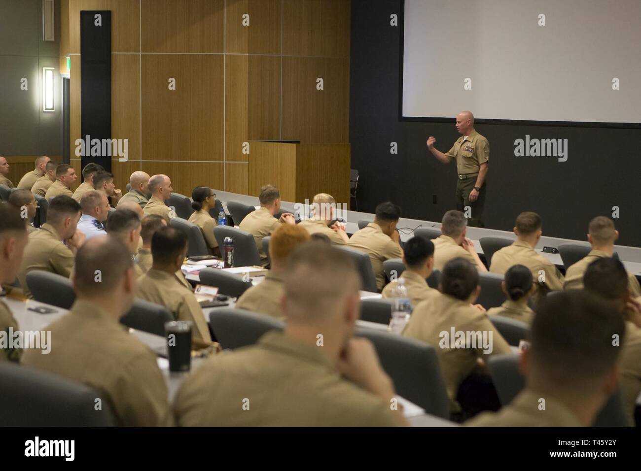 Us Marine Corps Sgt. Maj Thomas Foster, der Sgt. Maj. der Marine Aviation Waffen und Taktiken Squadron (MAWTS-1), spricht mit Studenten an der kommandierende Offizier ist Willkommen an Bord kurze während Waffen und Taktiken Kursleiter (WTI) Kurs 2-19 auf der Marine Corps Air Station Yuma, Arizona, 11. März 2019. WTI ist ein sieben-wöchigen Schulungsveranstaltung durch MAWTS-1, die betriebliche Integration der sechs Funktionen des Marine Corps Luftfahrt, bei der Unterstützung einer Marine Air Ground Task Force betont gehostet werden. WTI bietet auch standardisierte Advanced Tactical Training und Zertifizierung der Ausbilder Qualifikationen Stockfoto