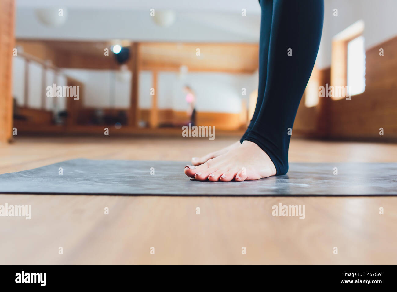 Woman Girl Yoga Backbend Stockfotos Woman Girl Yoga Backbend