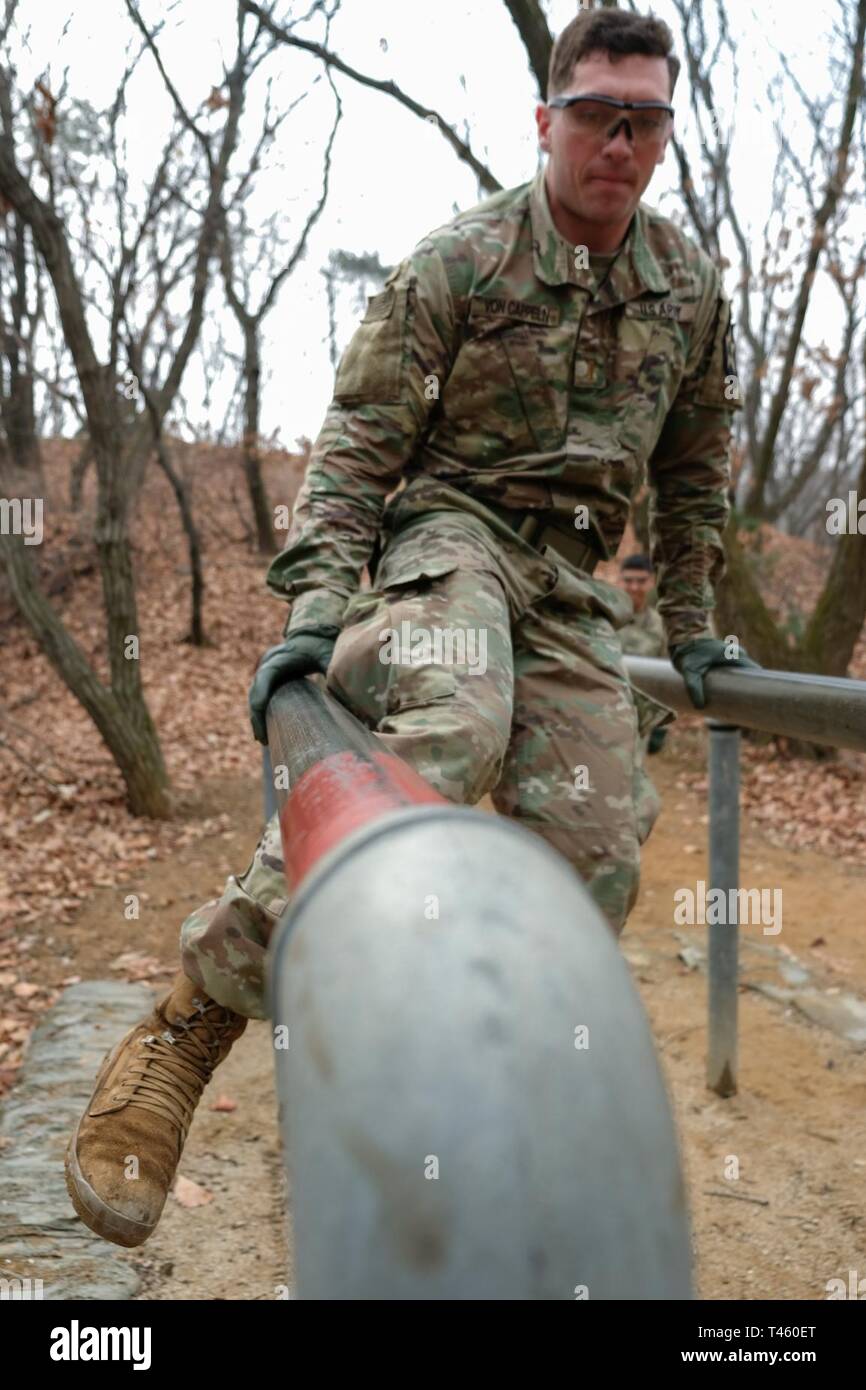 Zweiter Leutnant Mark von Cappeln, Field Artillery Officer, Batterie A., 1st Battalion, 38th Field Artillery Regiment, 210Th Field Artillery Brigade (FAB), packt die Startschranke Der hindernisparcours Ereignis während der 210Th FAB2019 am besten Krieger Wettbewerb, Camp Hovey, Republik Korea, 12. März 2019. Der Wettbewerb diente als wertvolle Erfahrung, und die Gewinner werden auf die 2 Infanterie Division voraus besten Krieger Wettbewerb April 2019. Stockfoto