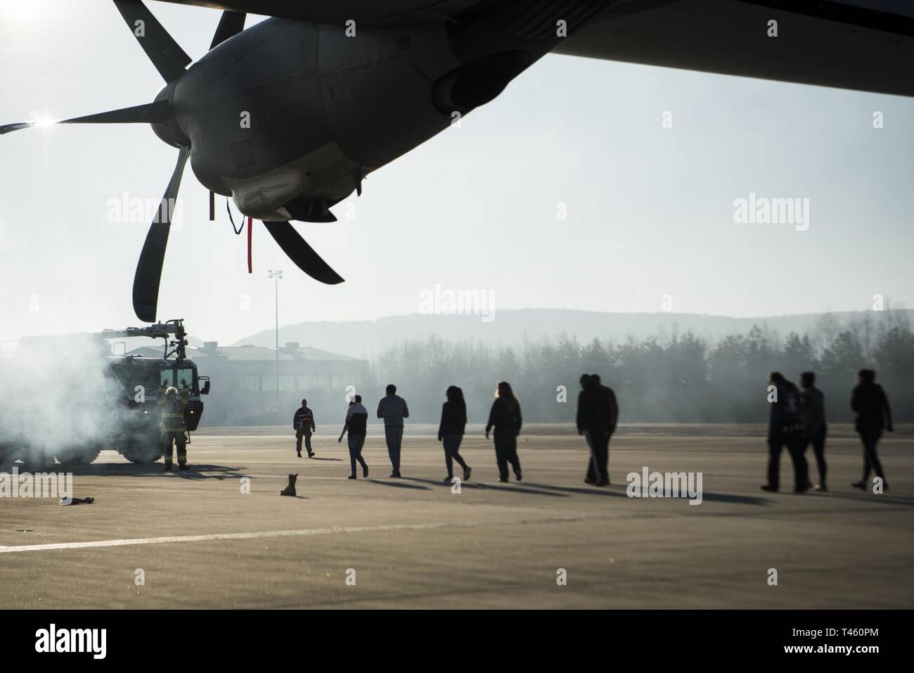 Ein 86Th Bauingenieur Squadron Feuerwehrmann leitet das Personal auf dem Weg zu einem sicheren Ort nach einem simulierten Flugzeugabsturz während der Übung Operation Varsity 08-07 auf der Air Base Ramstein, Deutschland, Feb.27, 2019. Die Veranstaltung getestet Mitglieder über mehrere base Agenturen einschließlich die 86. Bauingenieur Squadron, 86th Sicherheitskräfte Geschwader, und 86th medizinischen Squadron. Stockfoto