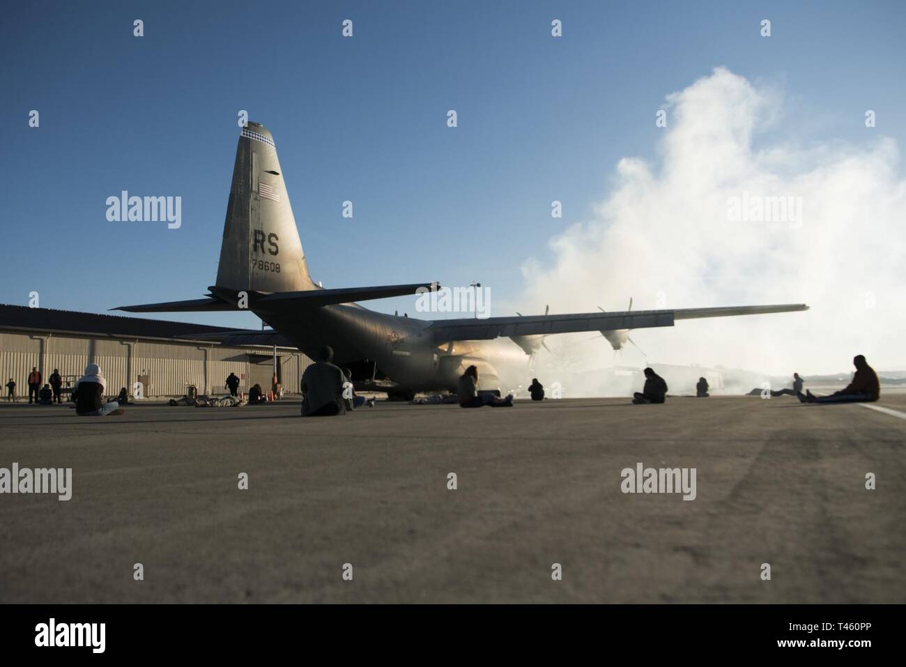 Mock Opfer eines simulierten Flugzeugabsturz lag auf der Flightline während der Übung Operation Varsity 08-07 auf der Air Base Ramstein, Deutschland, Feb.26, 2019. Ramstein Ersthelfer wurden als Antwort auf eine Masse Unfall- ereignis getestet. Stockfoto