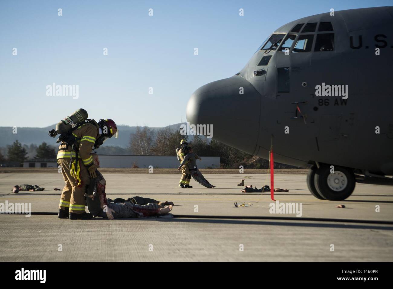 86. Bauingenieur Squadron Feuerwehrmänner tragen simulierten Flugzeugabsturz Opfer an einen sicheren Ort während der Übung Operation Varsity 08-07 auf der Air Base Ramstein, Deutschland, Feb.27, 2019. 86. CES Feuerwehrmänner gewährte Unterstützung auf die simulierte Opfer bis medizinische Dienstleistungen angekommen. Stockfoto