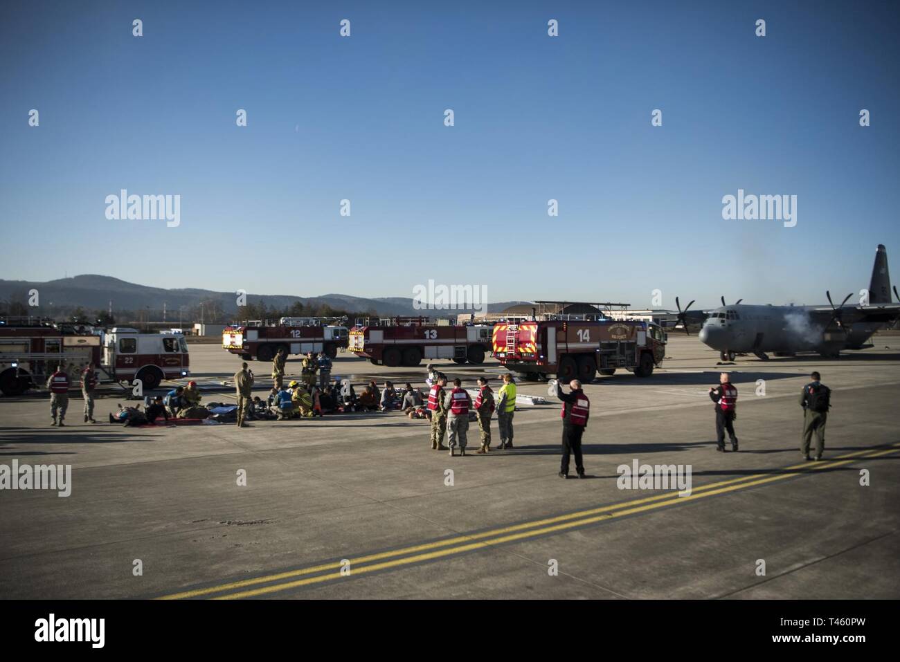Us Air Force First Responder bewerten die Szene eines simulierten Flugzeugabsturz während der Übung Operation Varsity 08-07 auf der Air Base Ramstein, Deutschland, Feb.27, 2019. 86. Bauingenieur Squadron Feuerwehrmänner reagierte sofort auf die Szene ihre Funktionen auszuüben. Stockfoto