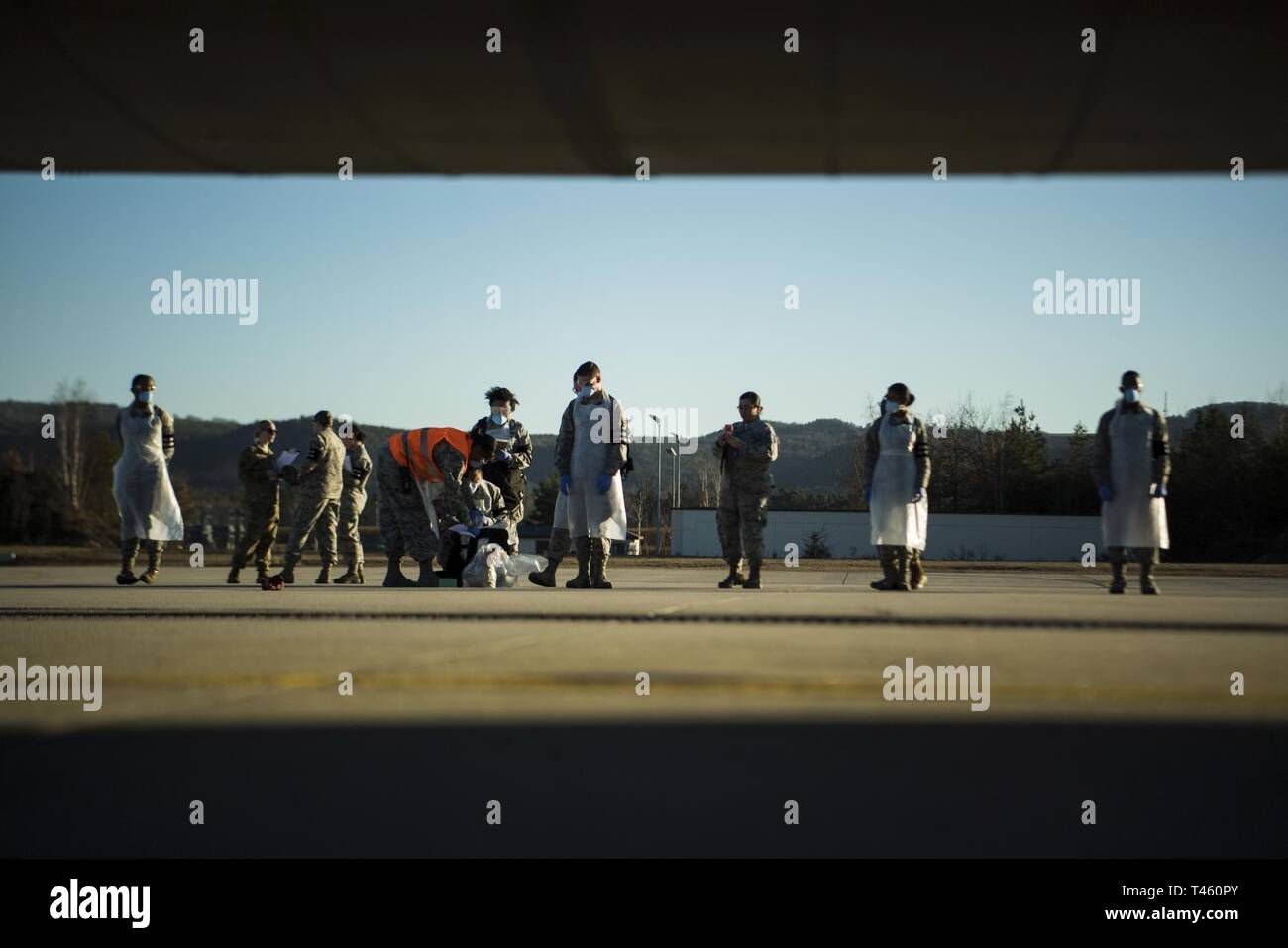 Mitglieder der 786th Force Support Squadron leichenhalle Angelegenheiten Team führen Sie eine Schleife von einer simulierten Flugzeugabsturz während der Übung Operation Varsity 08-07 auf der Air Base Ramstein, Deutschland, Feb.27, 2019. Mitglieder weiterhin den Bereich vor dem Lösen der Behörde der Szene zum Absturz beschädigt Deaktiviert Aircraft Recovery Team zu. Stockfoto