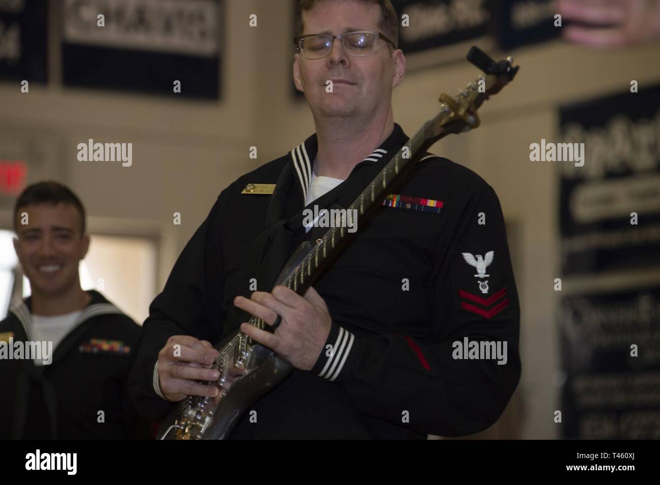 (Mar 27, 2019) Musiker 2. Klasse Michael DeLorean der Marine Band Südosten Rock Band, "Stolz", spielt die Gitarre für die Studierenden der Bäcker High School während Marine-einziehende Befehl des "Schwarm" Mobile Evolution. Personalvermittler von Marine-einziehende Befehl und Marine Talent Acquisition Gruppe New Orleans, zusammen mit Virtual reality Aktivposten der Marine, der Nimitz, ein "Schwärmen", das ist eine neue Recruiting Strategie in der Unterstützung der nationalen Politik eine 355-Schiff der Marine zu bauen übersetzen. Stockfoto