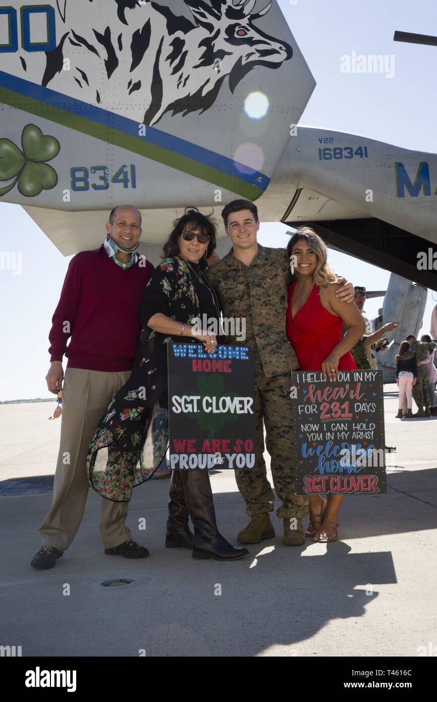 Us Marine Sgt. Christian Klee, eine Intelligenz Analytiker mit Marine Medium Tiltrotor Squadron 166 verstärkt, 13 Marine Expeditionary Unit (MEU) vereint mit seiner Familie nach einem erfolgreichen, acht Monate, um die Bereitstellung zu Indopazifik, Naher Osten, Mittelmeerraum, und am Horn von Afrika, Feb 27, 2019. Während der Bereitstellung der Marine Essex Amphibious Ready Gruppe und 13 MEU Mannschaft nahm an einer Vielzahl von Übungen mit Partnern in der ganzen Indo-pazifik, Mediterran, und dem Mittleren Osten, die verstärkte Partnerschaften und verstärkte Bekämpfung der Bereitschaft, die Amphibischen und Krise - r Stockfoto