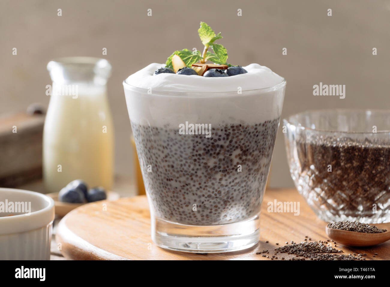 Chia Milchreis mit Beeren und Milch, süße pflegende Dessert, gesundes Frühstück superfood Konzept Stockfoto