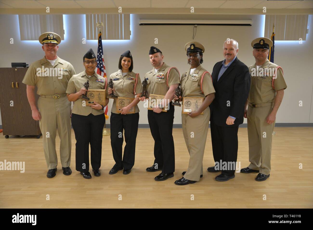 GREAT LAKES, Kranke (28. Februar 2019) Schulung Support Center (TSC) Great Lakes befehlshabenden Offizier, Kapitän David Dwyer, TSC Master Chief Rumpf Wartungstechniker Orlando Garcia und Navy League Lake County Vice President James Tiernan pose mit TSC Segler und Lehrer des Quartals nach einer Zeremonie am 28. Stockfoto