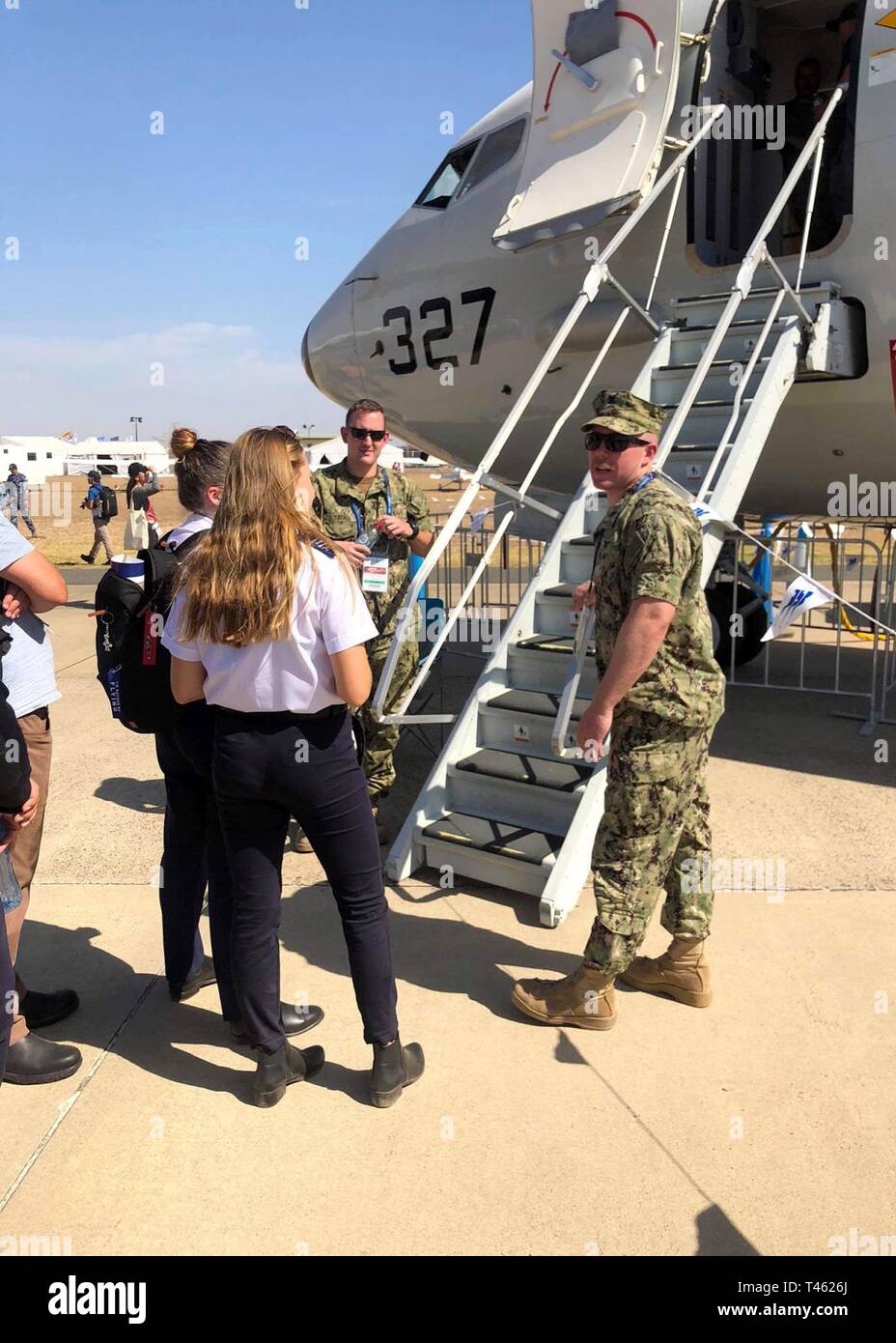 Australien (Feb. 28, 2019) - Aviation Electronics Technician 1. Klasse Tyler Tucci, Links, und Aviation Machinist Mate 2. Klasse Adam Darling, Recht, sowohl für die "Goldenen Schwertkämpfer" der Patrol Squadron (VP) 47, mit tour Gäste auf statischen der VP-47 Anzeige während der Australian International Airshow und Luftfahrt & Verteidigung Exposition bei Avalon Flughafen spricht. Die Australian International Airshow und Luftfahrt & Verteidigung Exposition ist einer von Australiens premiere Biennale Luft- und Raumfahrtausstellung, Handel und Airshows. Die "Goldene Schwertkämpfer" sind derzeit an Kadena Air Force Base in Okinawa eingesetzt, Stockfoto