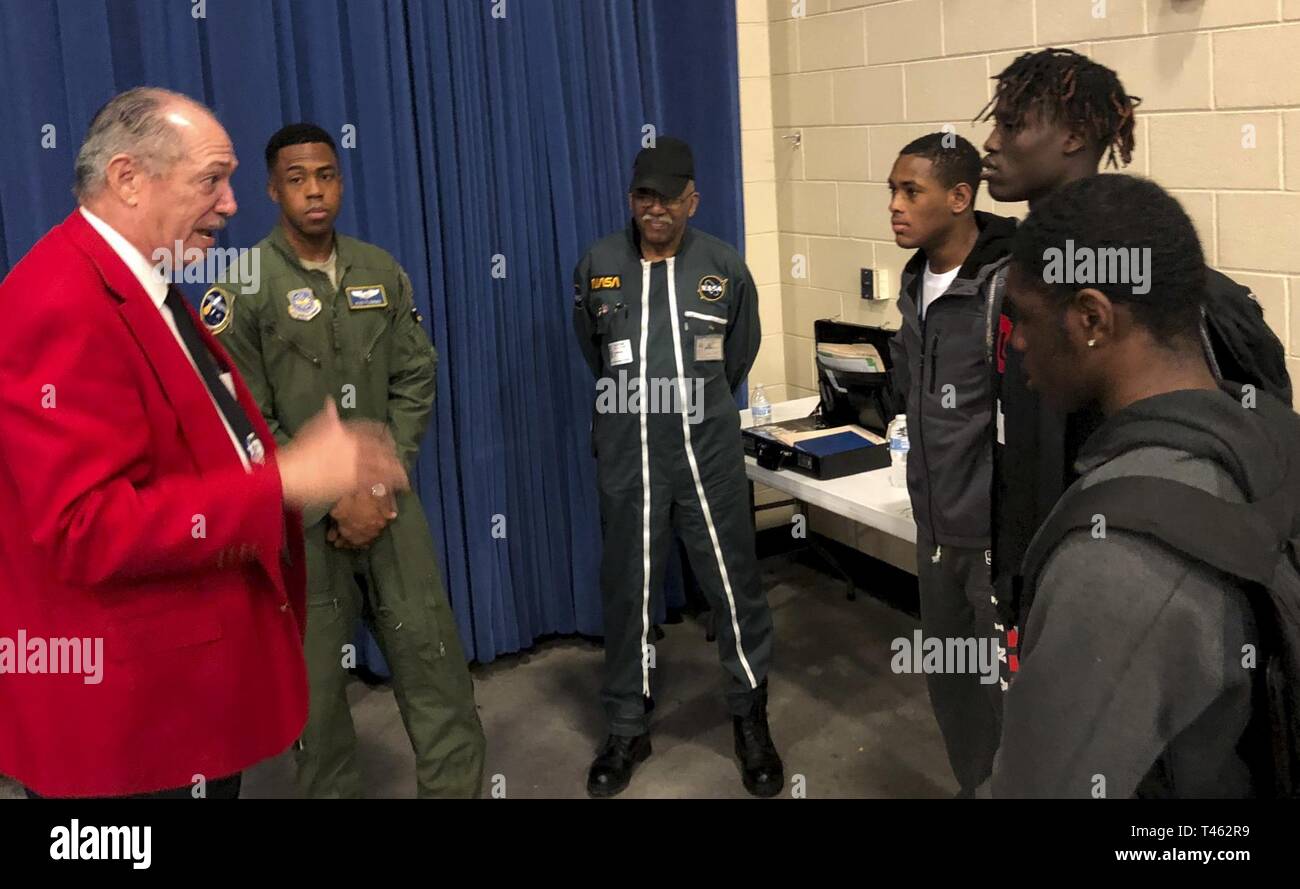 Marvin Williams, South Carolina Spann Watson Kapitel der Tuskegee Flieger Inc. Vertreter, spricht mit Studenten während einer Schule Präsentation 28.02.2019, High School in North Charleston, Charleston, S.C. North Charleston High School gefeiert Black History Month, indem das Vermächtnis der Tuskegee Airmen, einer Gruppe von afroamerikanischen militärische Piloten, die im Zweiten Weltkrieg gekämpft. Stockfoto