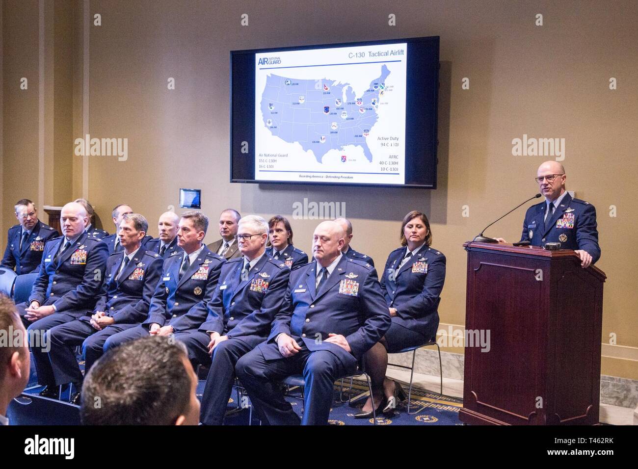 Us Air Force Colonel Ed Schwarz, Kommandeur der 139. Airlift Wing, Missouri Air National Guard, und Vorsitzender der C-130 H Waffen System Rat, spricht während einer Sitzung in Washington D.C., 28.02.2019. 16 Air National Guard Kommandanten treffen auf dem Capitol Hill, die Modernisierung des C-130H Hercules Flugzeuge mit Kongressabgeordneten und Ihren Mitarbeitern zu diskutieren. Zukunft Modernisierung Anforderungen diskutiert 8-flügelige Propeller und neuen T-56 3,5 Motoren auf Leistung und Effizienz zu erhöhen. Modernisierung mit der Air National Guard C-130 Hs kontinuierliche Unterstützung in humanitari bieten würde. Stockfoto