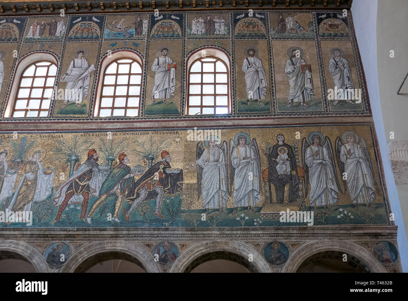 RAVENNA, Italien 2018 August 03: Mosaike auf der rechten Seite an der Wand des Kirchenschiffes der Basilika Sant Apollinare Nuovo in Ravenna. Italien. Stockfoto