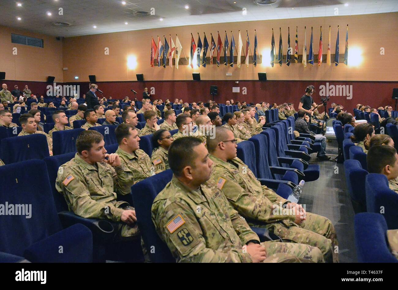 Mehr als 245 Soldaten und Familie Mitglieder nahmen an einem Rathaus in Vicenza Familie Gehäuse an usag Italien zu diskutieren. US-Armee Afrika kommandierenden General Generalmajor Roger Cloutier, Jr., Garrison Commander Col Erik M. Berdy, Vertreter von usag Italien öffentliche Werke Abteilung beantwortet Fragen und Themen von Soldaten und ihre Familien zu verschiedenen Gehäuse Fragen auf ein Town Hall Meeting in Vicenza am 1. März. Stockfoto