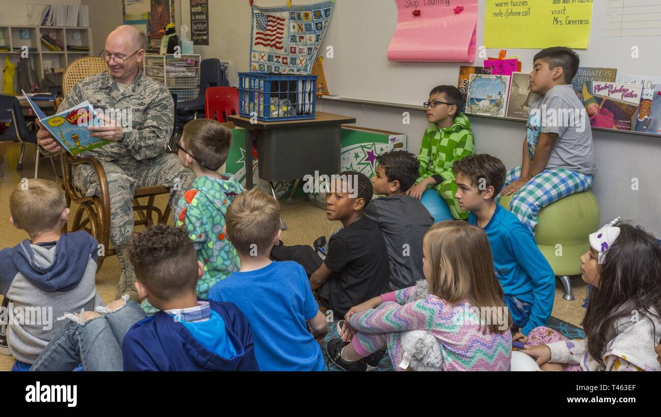 Us Air Force Colonel J. Scott Thompson, 502 d Installation Support Group Commander liest für Kinder in der Lackland Grundschule März 1, 2019 bei Joint Base San Antonio. Bibliotheken über JBSA sind an Informationen über Amerika Woche, die eine jährliche lesen Motivation und Bewußtsein Programm, das regt Kinder zum Lesen feiern. Stockfoto