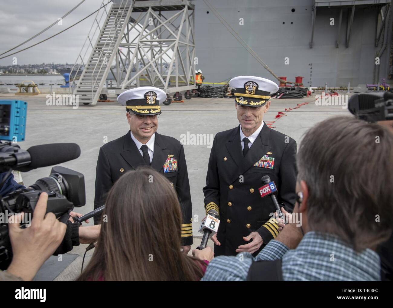 CORONADO (Mar. 1, 2019) Kapitän Brian Mutty, kommandierender Offizier der USS Essex (LL 2), links, und Kapitän Gerald Olin, Kommandant der amphibischen Squadron, sprechen mit lokalen Medien nach der Rückkehr von der Bereitstellung. Essex, mit 13 Marine Expeditionary Unit eingeschifft, kehrt von einer regelmäßigen Bereitstellung in der westlichen Pazifik und Mittlerer Osten. Die US-Marine hat die indopazifischen Region routinemäßig für mehr als 70 Jahre Frieden und Sicherheit patrouillierte. Stockfoto