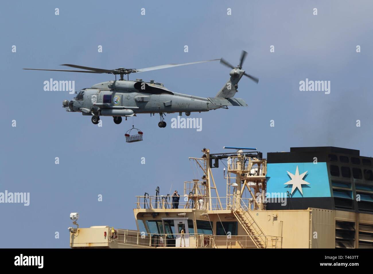 Von ADEN (1. März 2019) Einem MH-60R Sea Hawk Hubschrauber Hubschrauber Maritime Strike Squadron (HSM) 37 zugeordnet startete an Bord der geführte Anti-raketen-Zerstörer USS Chung-Hoon (DDG93) schwebt über ein Handelsschiff während einer medizinischen Evakuierung Ausbildung Bohrer in den Golf von Aden, 1. März 2019, während Lucky Mariner 19. Lucky Mariner ist eine jährliche Übung geführt von Naval Koordinierung und Anleitung für den Versand (NCAGS) neben Liefer- und Koalition Seestreitkräfte zur Übung das Kommando und die Kontrolle und standardisierte Richtung während der Perioden der erhöhte Spannung der freie Fluss von com zu schützen Stockfoto