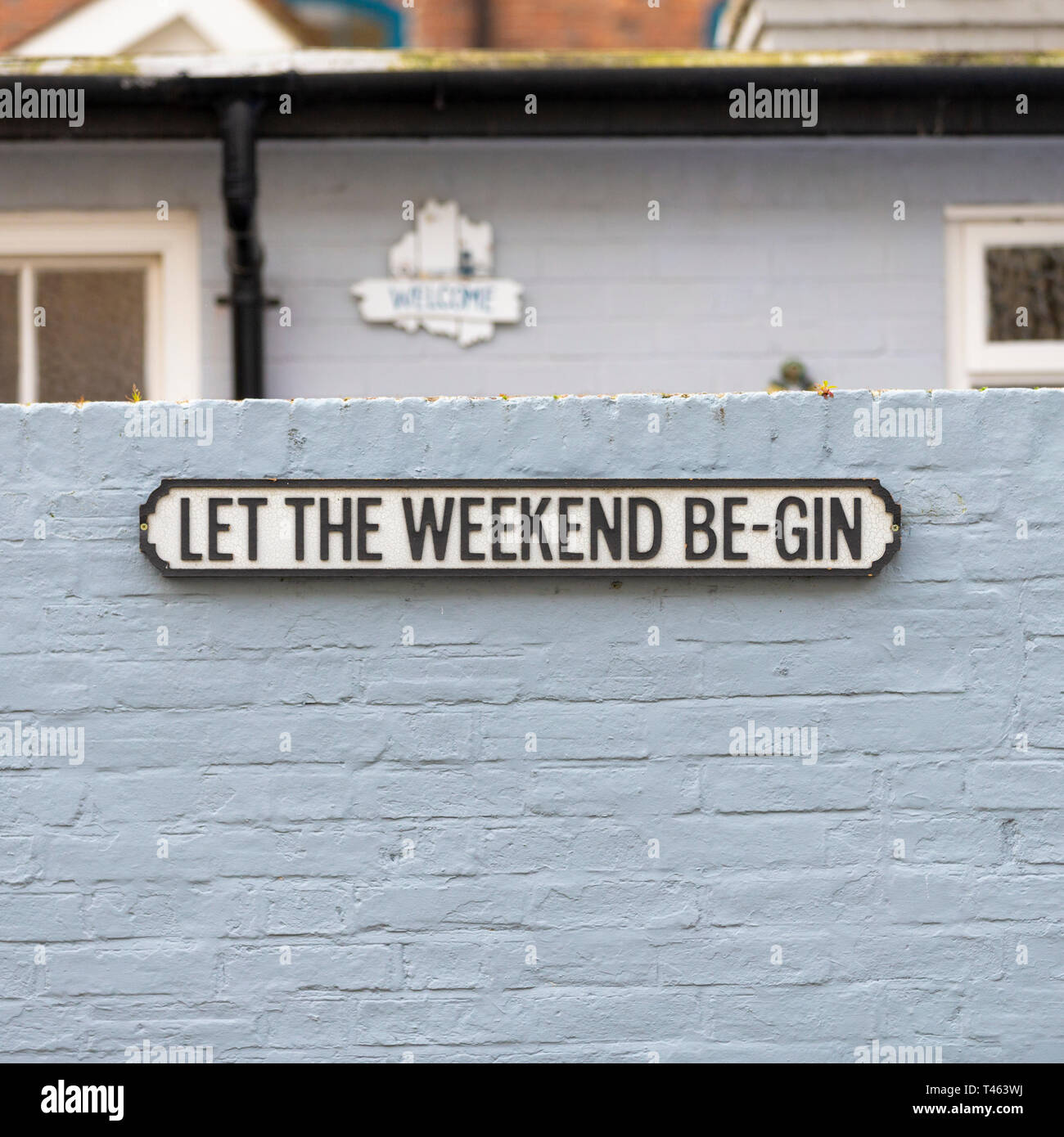 Lustige Schilder, lassen Sie das Wochenende gin, Hastings, Großbritannien Stockfoto