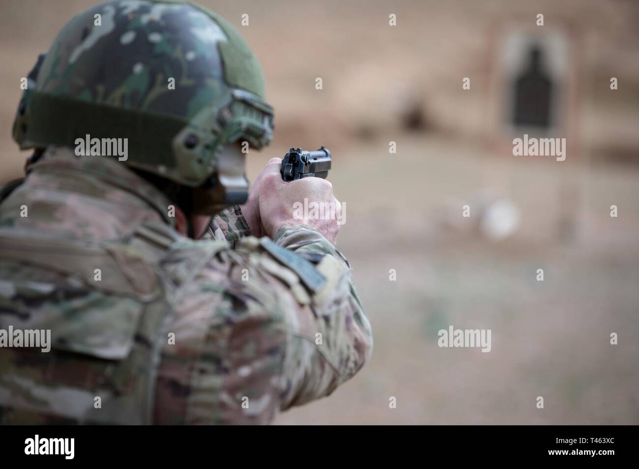 Us-Armee SPC. William F. Groman II eine Kavallerie Scout mit der 1. Staffel von der California National Guard, 18 Cavalry Regiment, Brände M9 Pistole auf eine Silhouette Ziel während der Treffsicherheit Teil für die Bundeswehr Proficiency Abzeichen, 1. März 2019, zu einem Bereich außerhalb der gemeinsamen Training Center in Jordanien. Die Treffsicherheit war einer von acht erforderlichen Ereignissen Teilnehmer erforderlich, um die Abzeichen vergeben werden. (Army National Guard Stockfoto