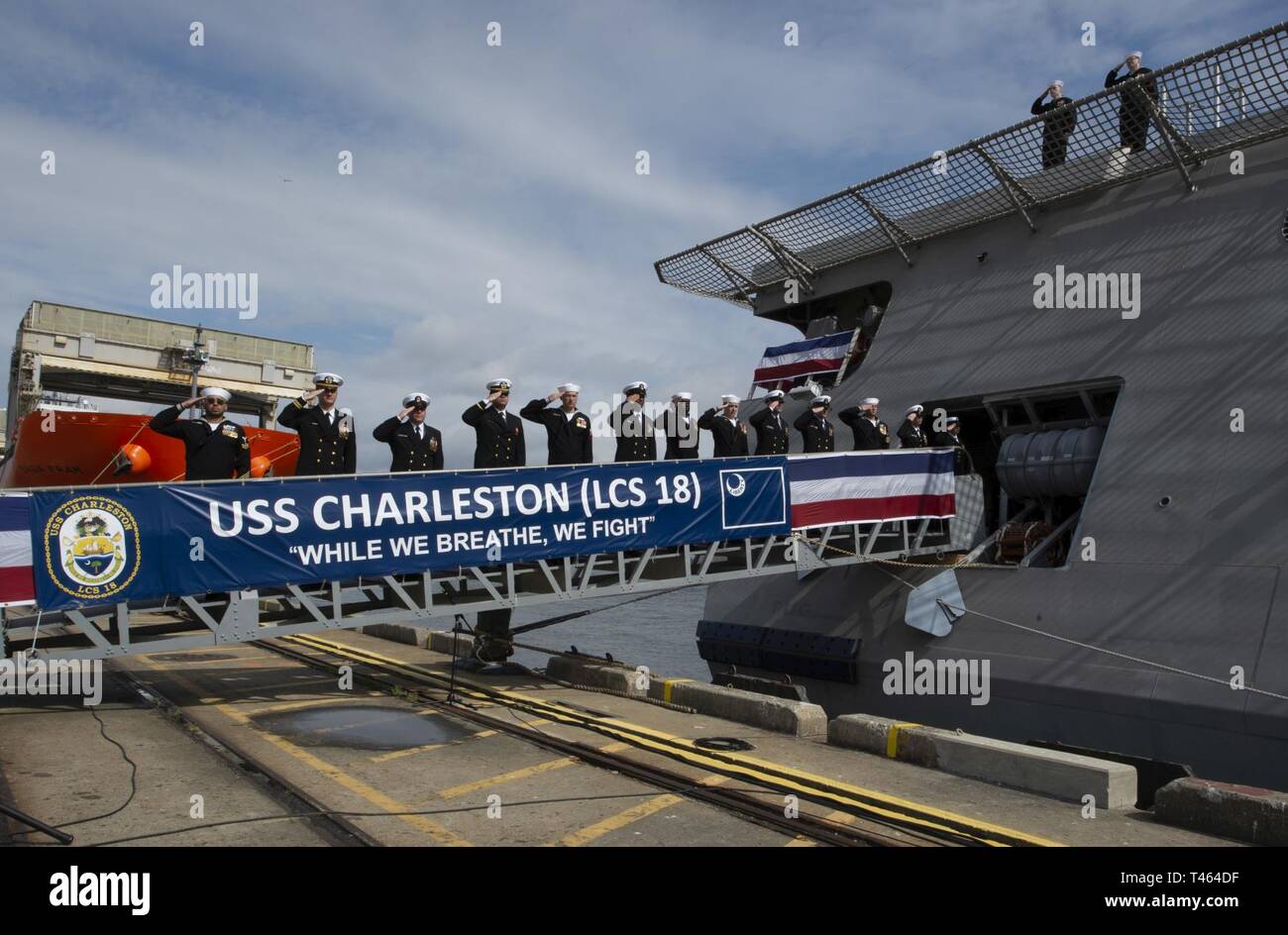 CHARLESTON, SOUTH CAROLINA (2. März 2019) Die Crew der neuesten Littoral Combat Ship der Marine, USS Charleston (LCS 18), bringt das Schiff zum Leben während der Inbetriebnahme Zeremonie. LCS 18 ist das sechzehnte Littoral Combat Ship der Flotte und der 9. der Unabhängigkeit Variante eingeben. Es ist das sechste Schiff namens für Charleston, die älteste und größte Stadt im US-Bundesstaat South Carolina. Stockfoto