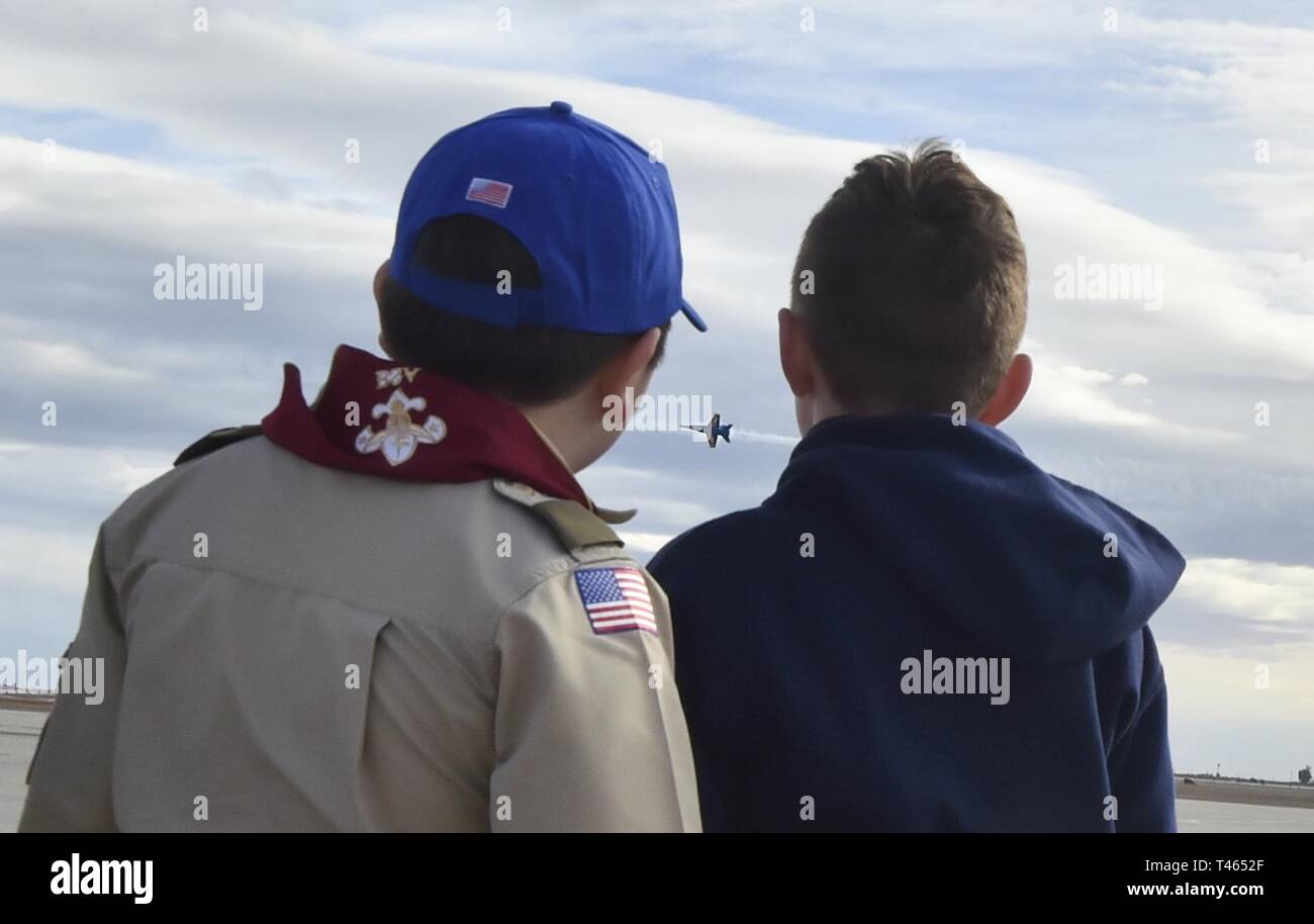 EL Centro, Kalifornien (2. März 2019) - Pfadfinder aus Pfadfinder BSA watch ein Blauer Engel Ausbildung Flug bei einem Frühstück bei Naval Air Facility (NAF) El Centro. Der Blaue Engel sind die Durchführung von winter Training an NAF El Centro, Kalifornien, in der Vorbereitung für die Saison 2019 zeigen. Das Team wird voraussichtlich 61 Flugvorführungen an 32 Standorten im Land der Stolz und die Professionalität der US Navy und Marine Corps zur Schau zu stellen, die amerikanische Öffentlichkeit auf die im Jahr 2019 durchzuführen. Stockfoto