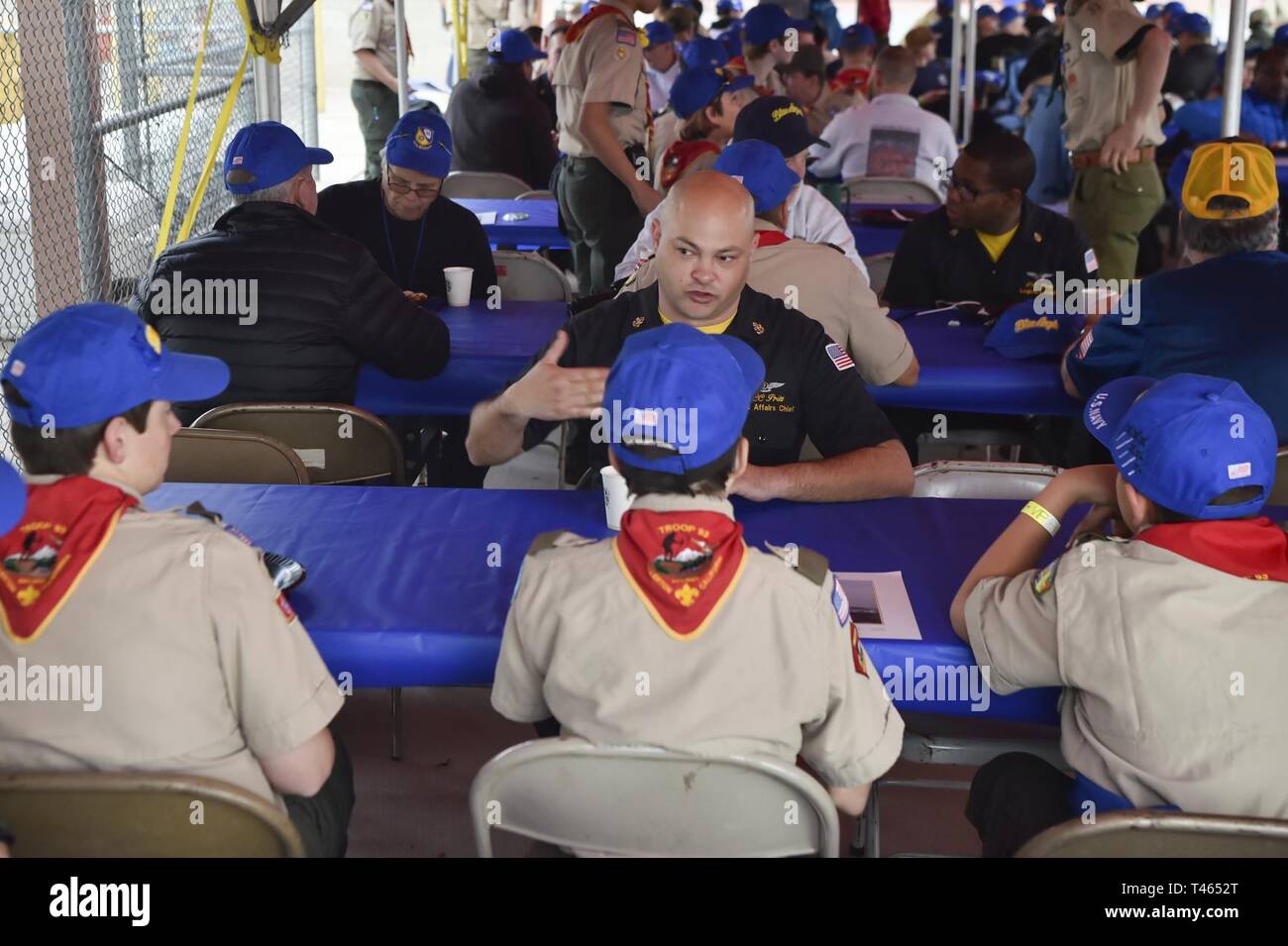 EL Centro, Kalifornien (2. März 2019) - Leiter der Massenkommunikation Spezialist Tschad Pritt spricht mit Scouts Scouts BSA bei einem Frühstück bei Naval Air Facility (NAF) El Centro. Der Blaue Engel sind die Durchführung von winter Training an NAF El Centro, Kalifornien, in der Vorbereitung für die Saison 2019 zeigen. Das Team wird voraussichtlich 61 Flugvorführungen an 32 Standorten im Land der Stolz und die Professionalität der US Navy und Marine Corps zur Schau zu stellen, die amerikanische Öffentlichkeit auf die im Jahr 2019 durchzuführen. Stockfoto