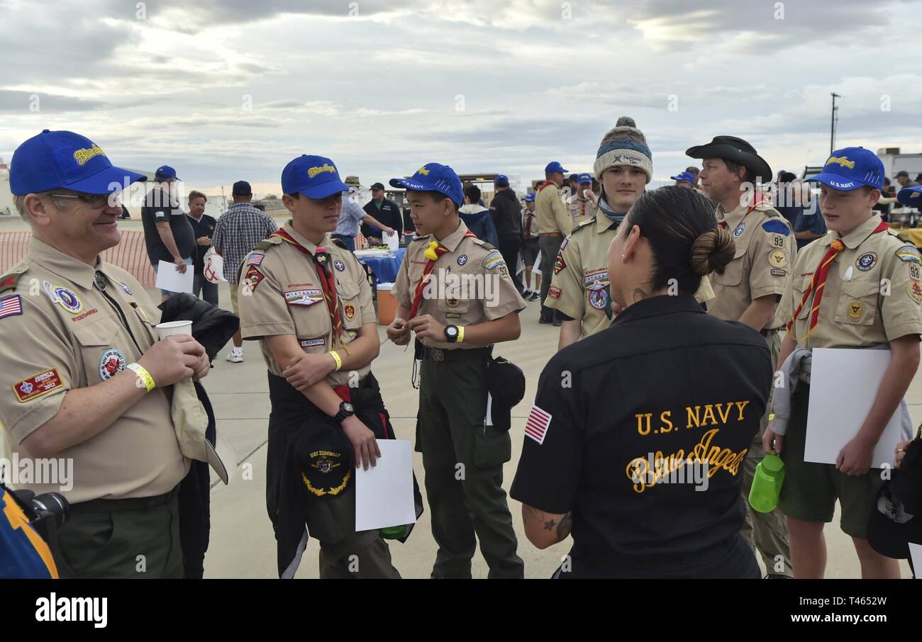 EL Centro, Kalifornien (2. März 2019) - Leiter Aviation Maintenance Administrationman Lizeth Perez spricht mit Scouts Scouts BSA bei einem Frühstück bei Naval Air Facility (NAF) El Centro. Der Blaue Engel sind die Durchführung von winter Training an NAF El Centro, Kalifornien, in der Vorbereitung für die Saison 2019 zeigen. Das Team wird voraussichtlich 61 Flugvorführungen an 32 Standorten im Land der Stolz und die Professionalität der US Navy und Marine Corps zur Schau zu stellen, die amerikanische Öffentlichkeit auf die im Jahr 2019 durchzuführen. Stockfoto