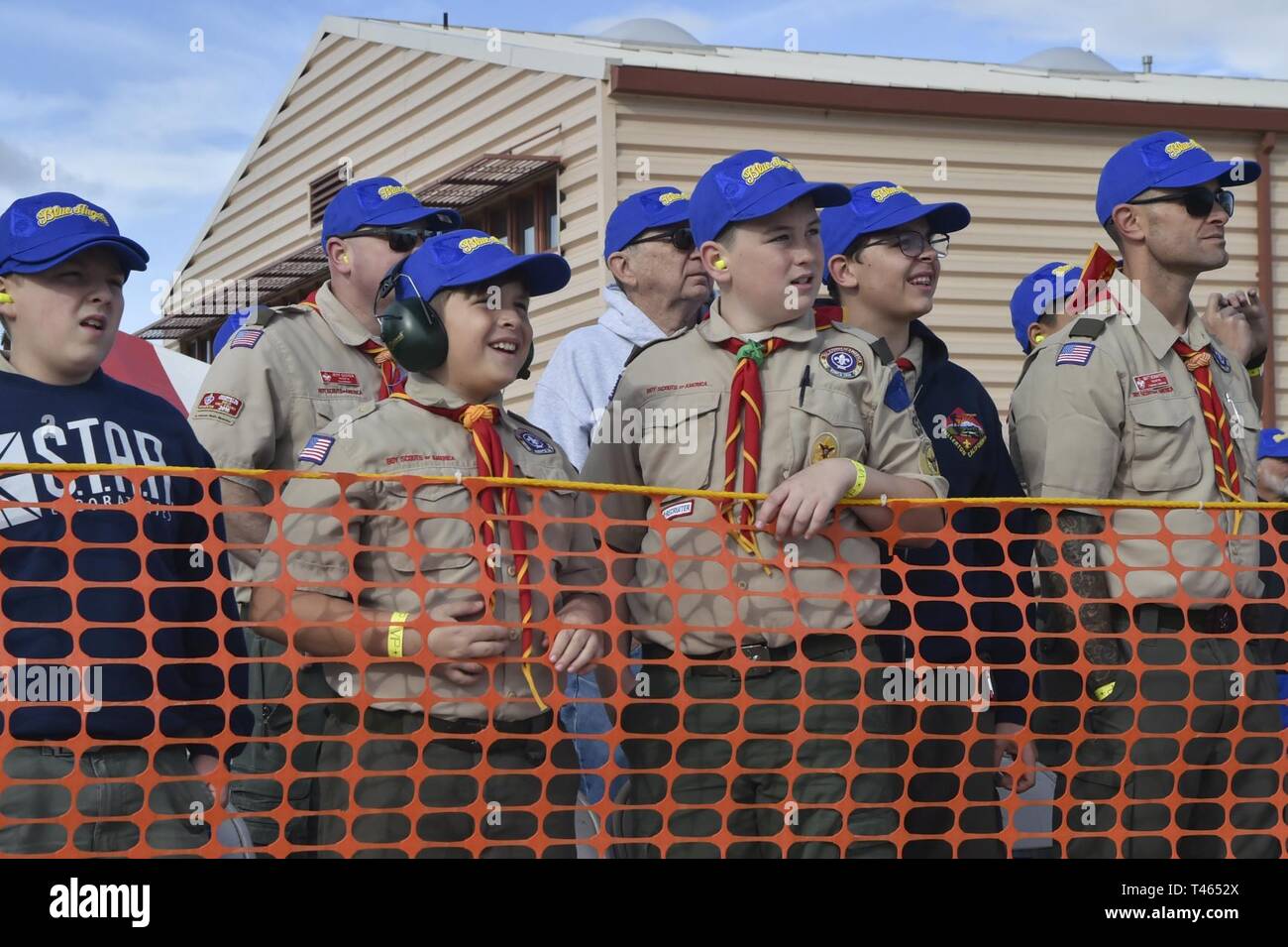 EL Centro, Kalifornien (2. März 2019) - Pfadfinder aus Pfadfinder BSA watch ein Blauer Engel Ausbildung Flug bei einem Frühstück bei Naval Air Facility (NAF) El Centro. Der Blaue Engel sind die Durchführung von winter Training an NAF El Centro, Kalifornien, in der Vorbereitung für die Saison 2019 zeigen. Das Team wird voraussichtlich 61 Flugvorführungen an 32 Standorten im Land der Stolz und die Professionalität der US Navy und Marine Corps zur Schau zu stellen, die amerikanische Öffentlichkeit auf die im Jahr 2019 durchzuführen. Stockfoto